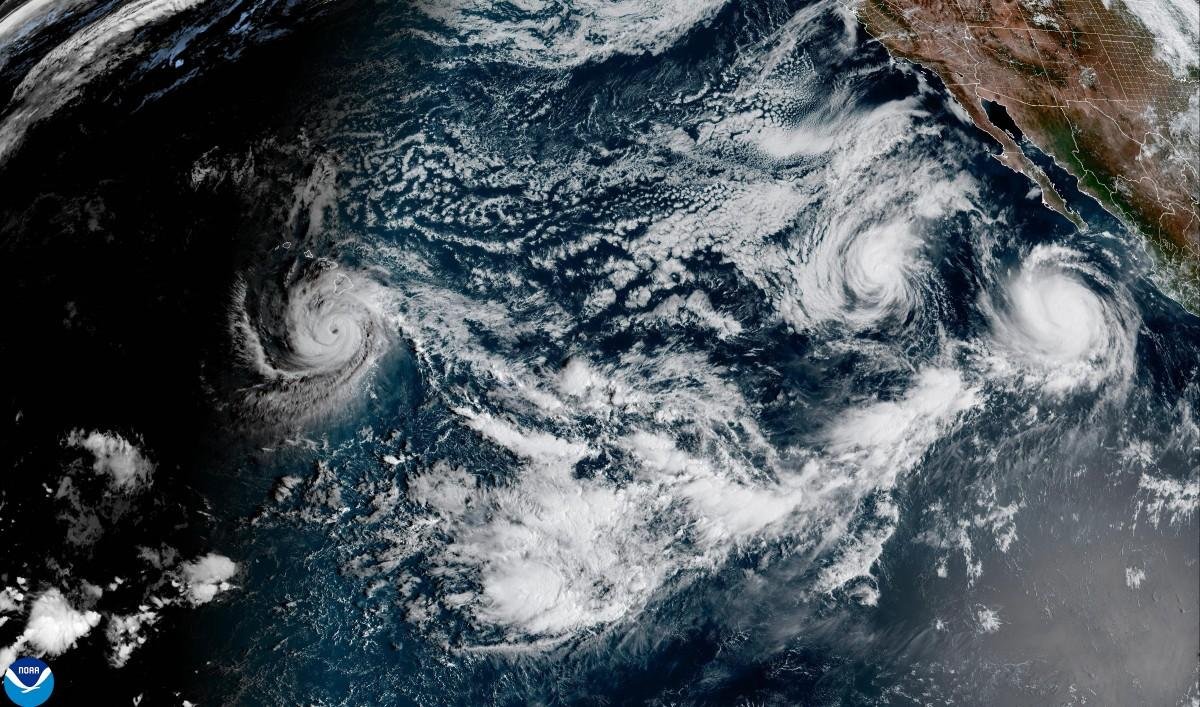 Imagem de sat&eacute;lite fornecida pela Administra&ccedil;&atilde;o Nacional Oce&acirc;nica e Atmosf&eacute;rica (NOAA) mostra o furac&atilde;o Polo (D), o furac&atilde;o Odalys (mais ao norte) e o furac&atilde;o Nolo (E) sobre o oceano Pac&iacute;fico oriental