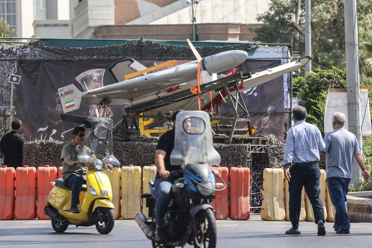 Scooters passam diante de drones militares em exibi&ccedil;&atilde;o na Pra&ccedil;a Baharestan