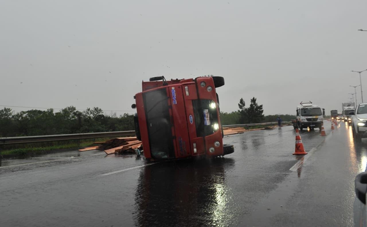 Acidente com carreta provoca bloqueio pr&oacute;ximo a Nova Santa Rita