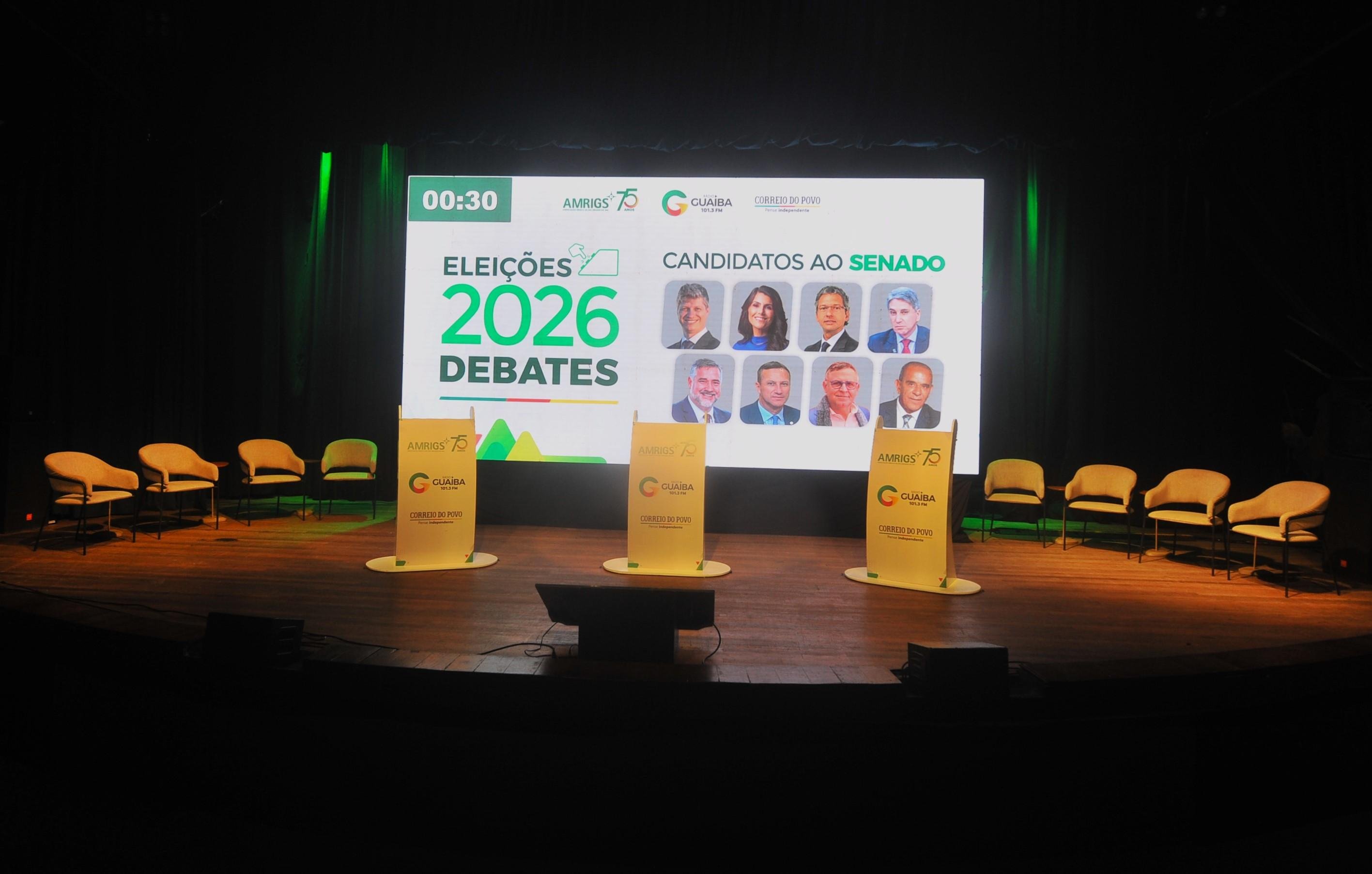 Palco no Teatro da Amrigs onde ser&aacute; o Debate para candidatos ao Senado