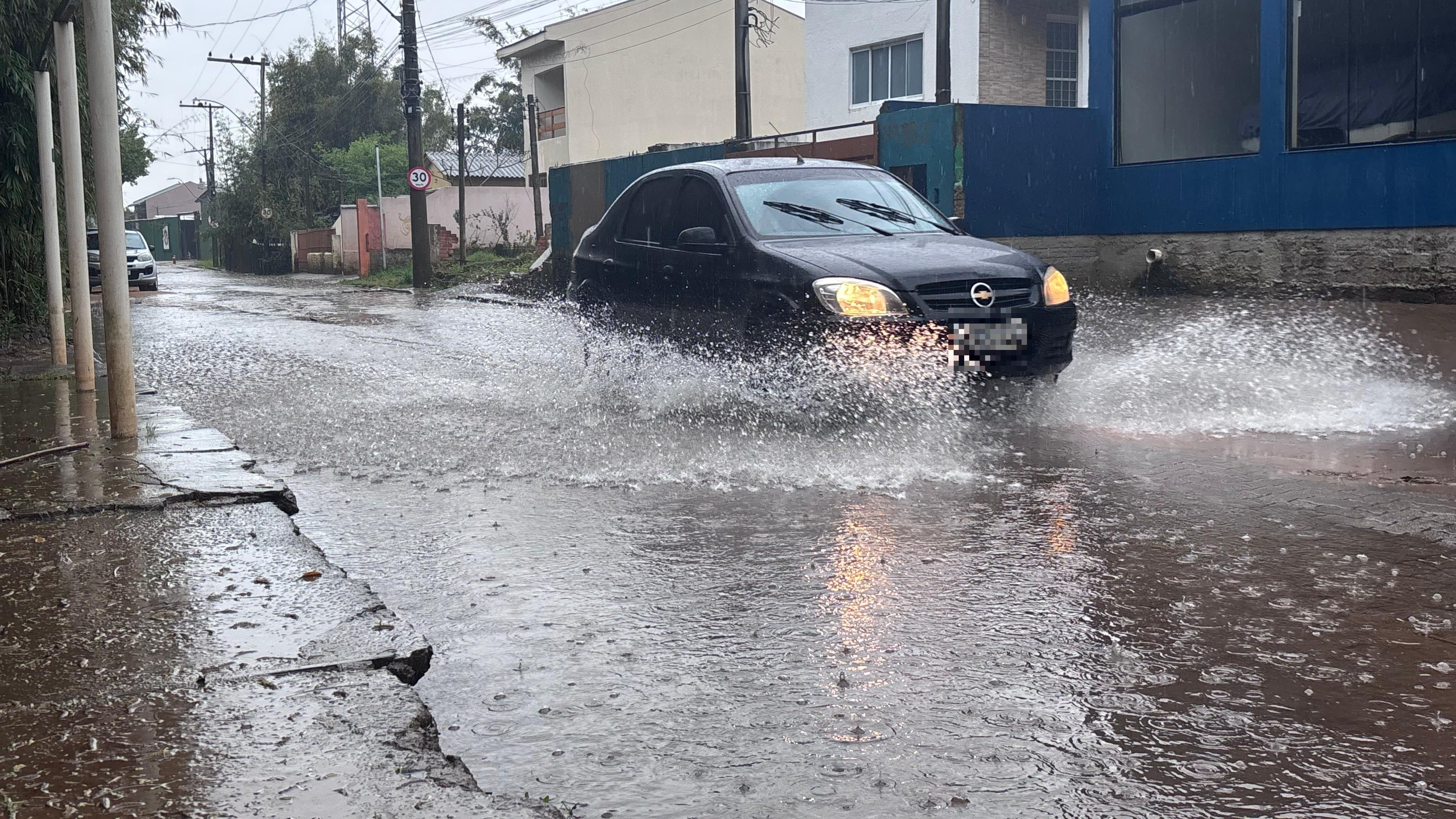 Ve&iacute;culos passavam em meio &agrave; &aacute;gua na manh&atilde; desta ter&ccedil;a-feira na Ilha da Pintada