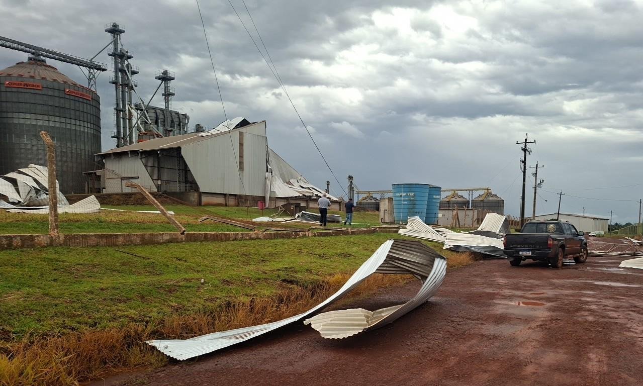 Em Giru&aacute;, &aacute;rvores inteiras foram arrancadas, al&eacute;m de postes de luz e a rede el&eacute;trica foi danificada