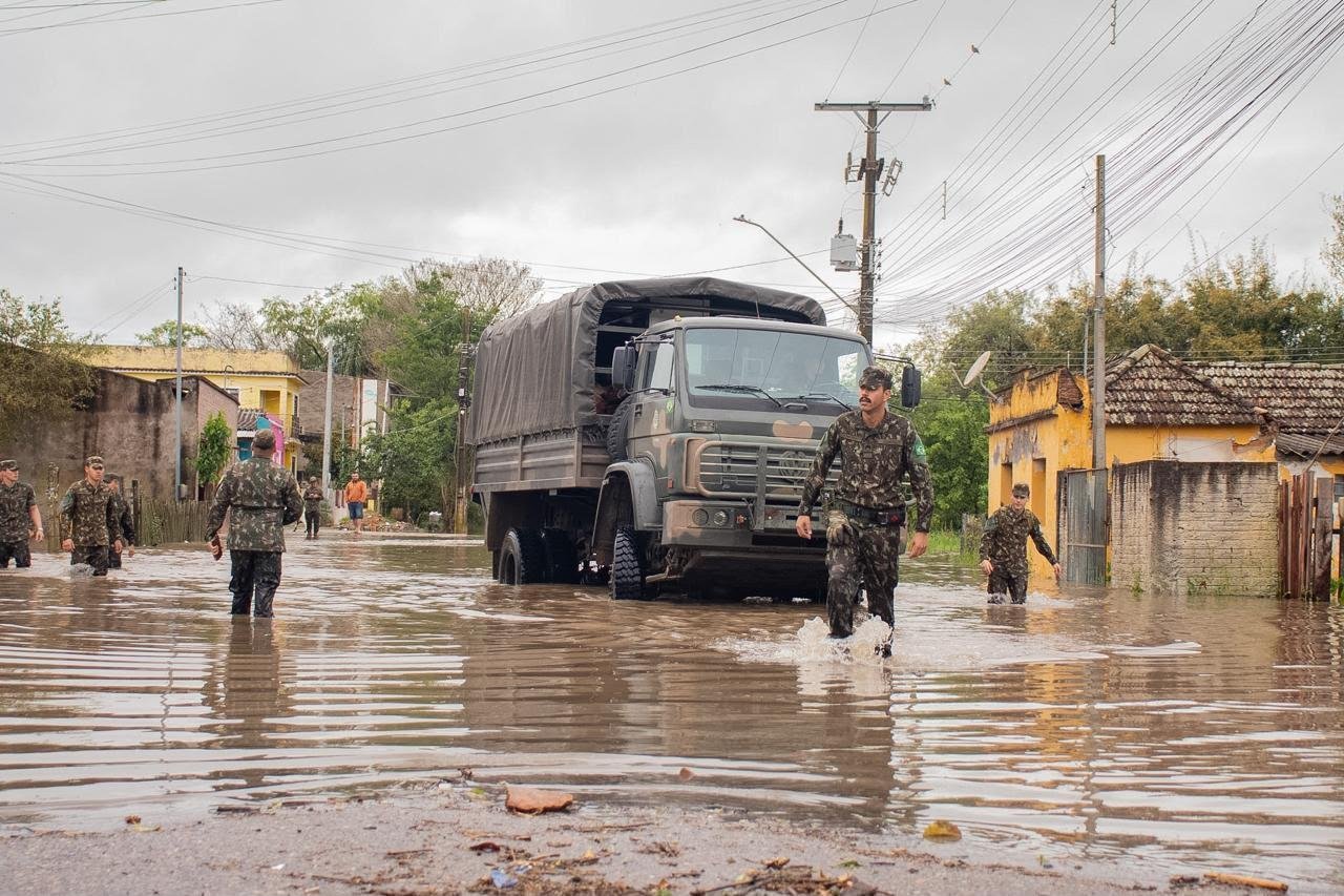 Defesa Civil e Ex&eacute;rcito mobilizaram equipes para atender &aacute;reas atingidas pelas chuvas