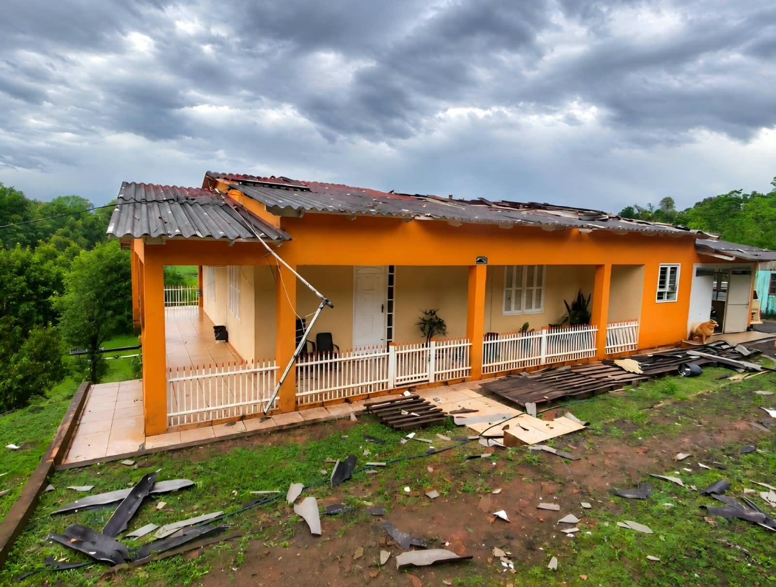 Em torno de   25 casas foram parcialmente destelhadas