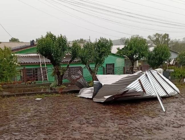 Vendaval danificou 60 resid&ecirc;ncias em Roque Gonzales