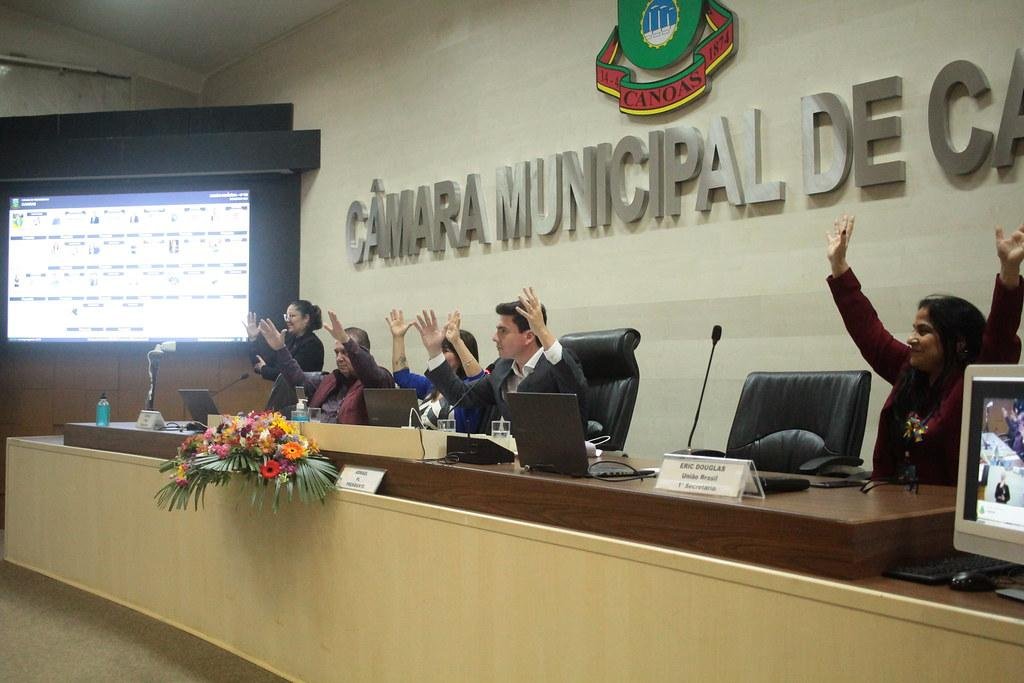 Durante a sess&atilde;o, mesa aplaudiu membros da comunidade surda presentes usando a linguagem de sinais