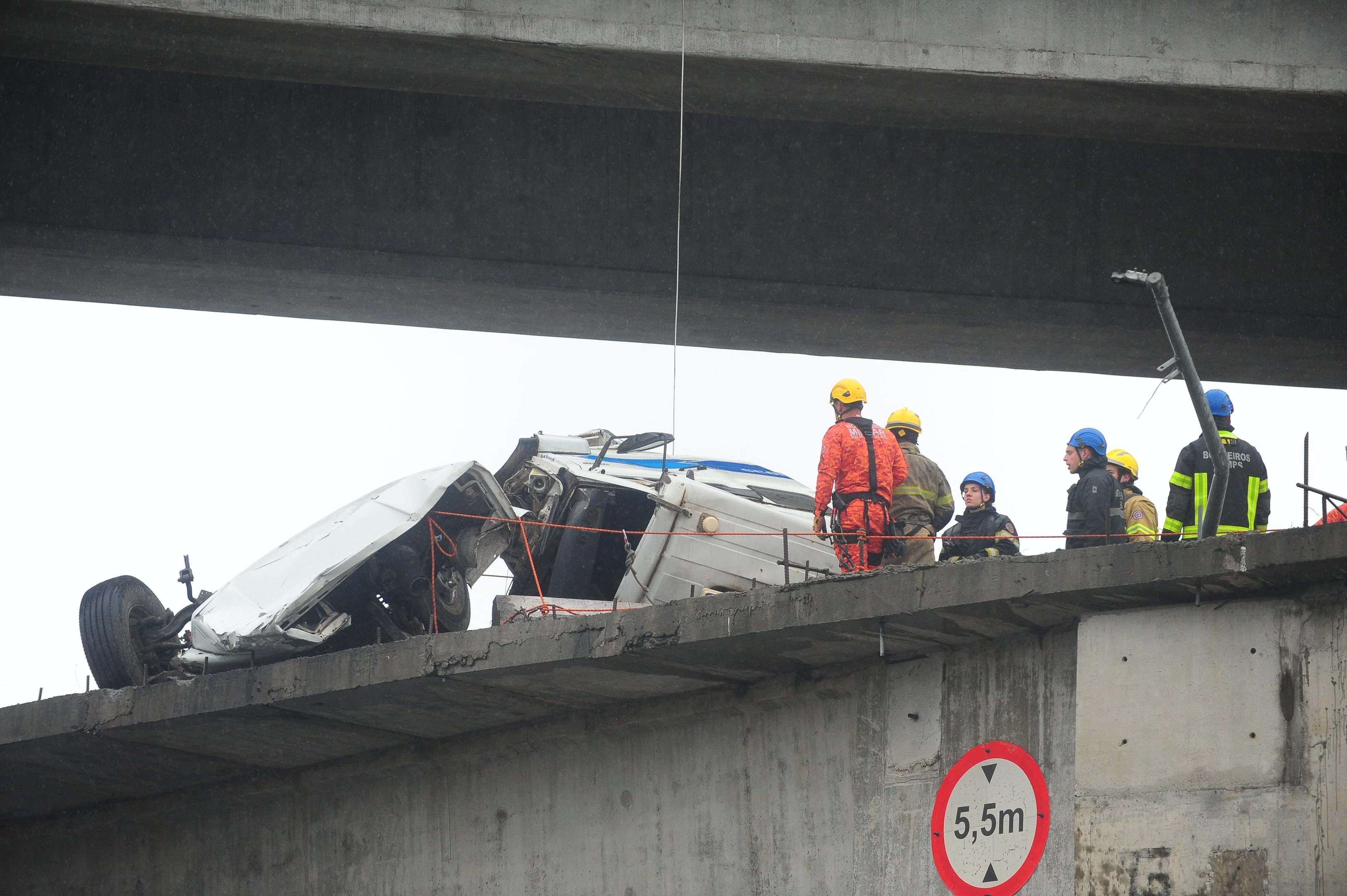 Equipes da ViaSul e do DNIT d&atilde;o apoio &agrave; opera&ccedil;&atilde;o conduzida pela PRF