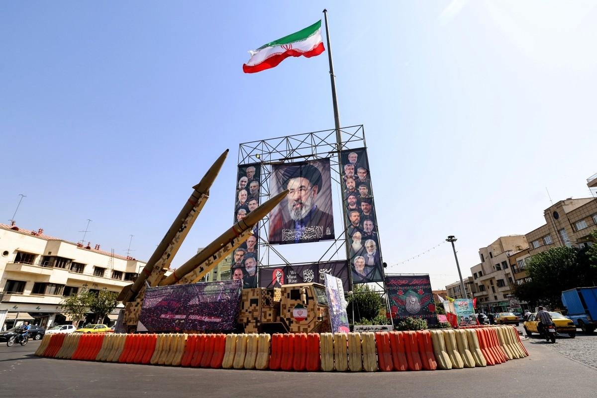 M&iacute;sseis Zolfaghar de fabrica&ccedil;&atilde;o iraniana s&atilde;o vistos ao lado de um grande retrato do l&iacute;der supremo do Ir&atilde;, Mojtaba Khamenei, na Pra&ccedil;a Baharestan, em Teer&atilde;