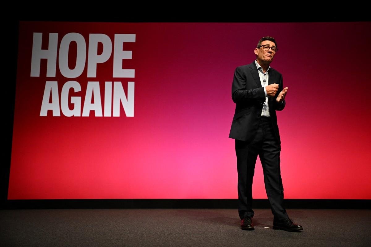 Pimeiro-ministro brit&acirc;nico, Andy Burnham, faz um discurso no terceiro dia da confer&ecirc;ncia anual do Partido Trabalhista em Liverpool, no noroeste da Inglaterra