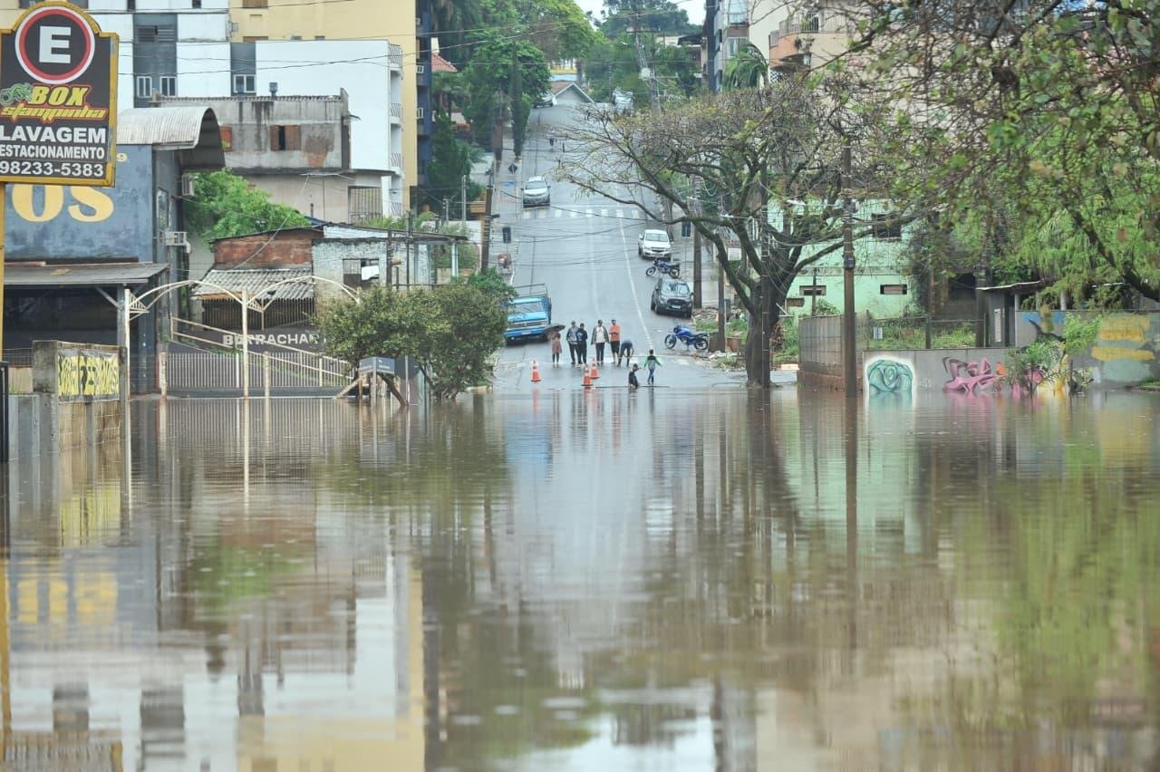 Eleva&ccedil;&atilde;o do Rio Taquari invade ruas da cidade de Lajeado.