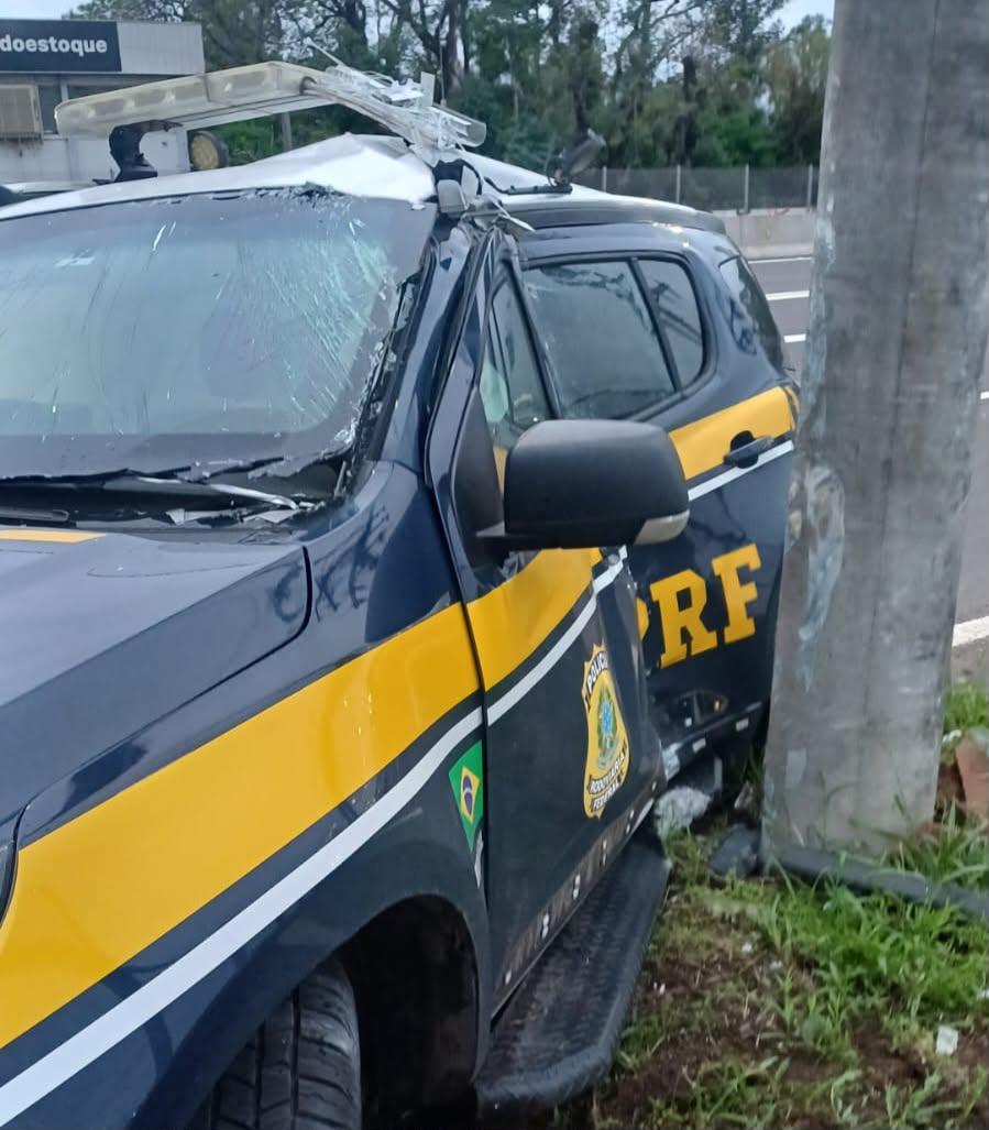 Ve&iacute;culo ficou danificado ap&oacute;s o acidente na manh&atilde; desta quarta-feira