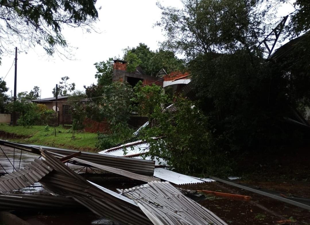 Tamb&eacute;m foram registrados danos na rede el&eacute;trica, com rompimento de cabos que provocaram interrup&ccedil;&otilde;es no fornecimento de energia