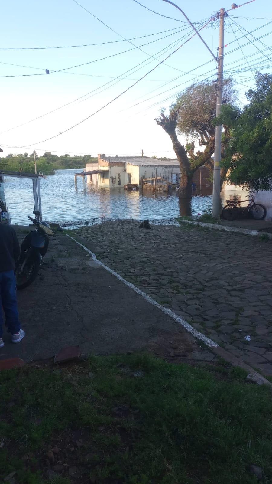 A &aacute;gua do rio atingiu a primeira casa na tarde desta ter&ccedil;a-feira