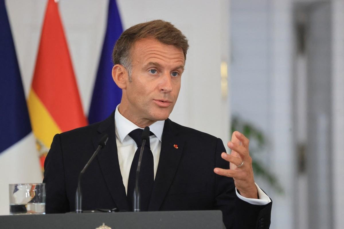 Presidente da Fran&ccedil;a, Emmanuel Macron, gesticula durante uma coletiva de imprensa conjunta com o primeiro-ministro da Espanha, Pedro S&aacute;nchez, no Pal&aacute;cio da Moncloa, em Madri