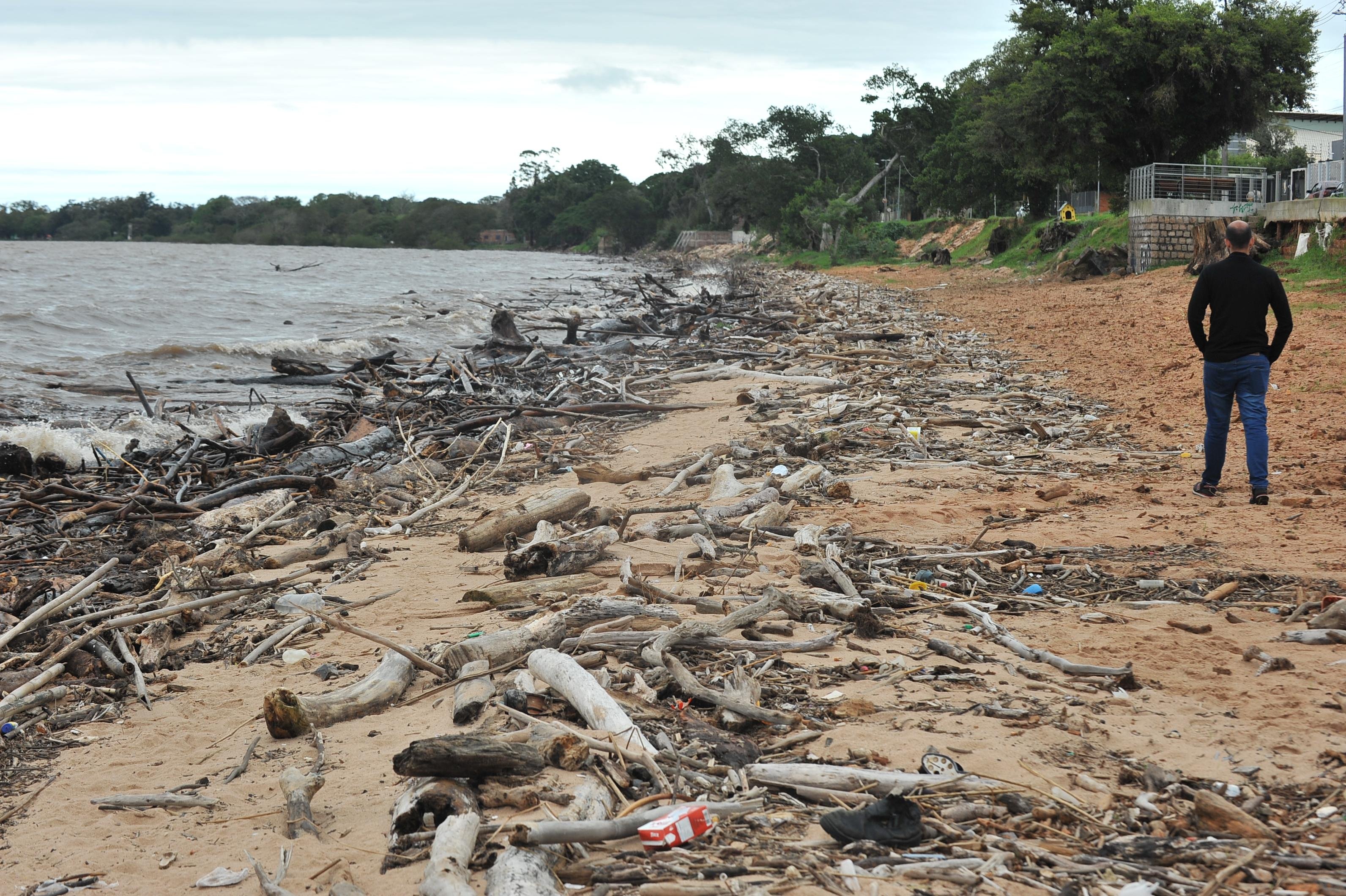 Entulhos acumulam  na cidade de Guaiba , ap&oacute;s cheias no Vale do Taquari