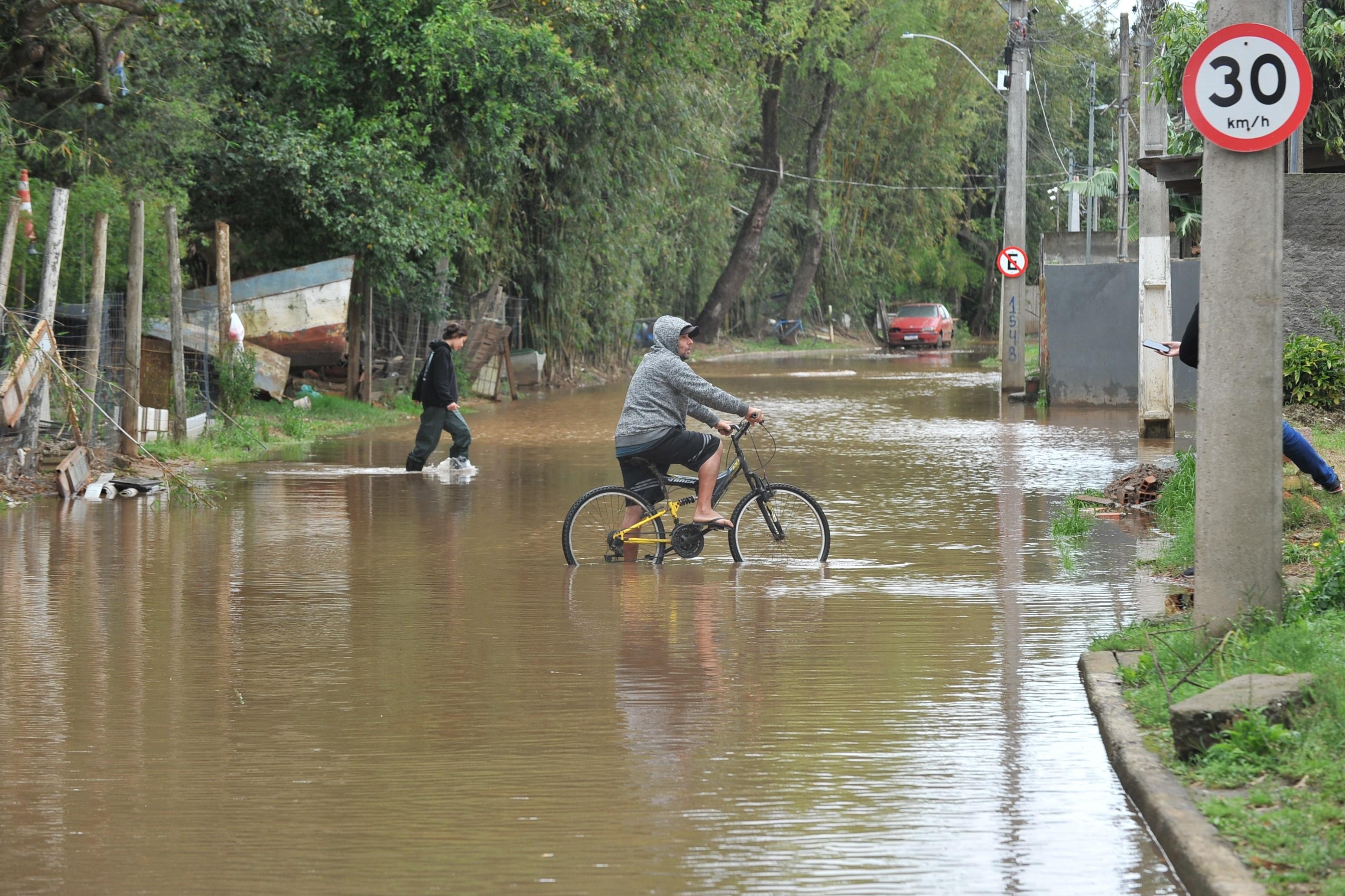 Vento represa  e &aacute;guas invadem ruas nas Ilhas