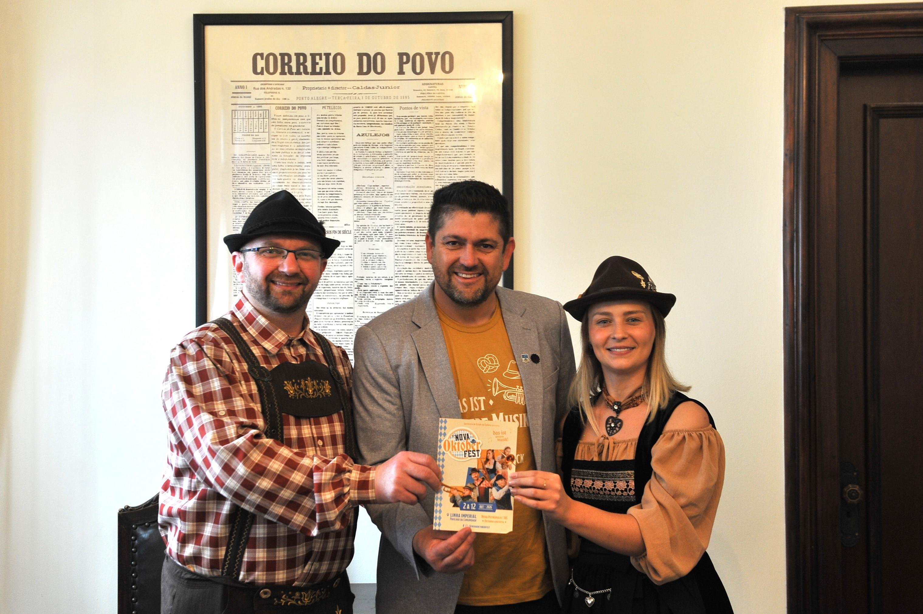 Morgana Neumann e Ismael Schwantes, da comitiva do evento, e o vice-prefeito do munic&iacute;pio, Alexandre da Silva