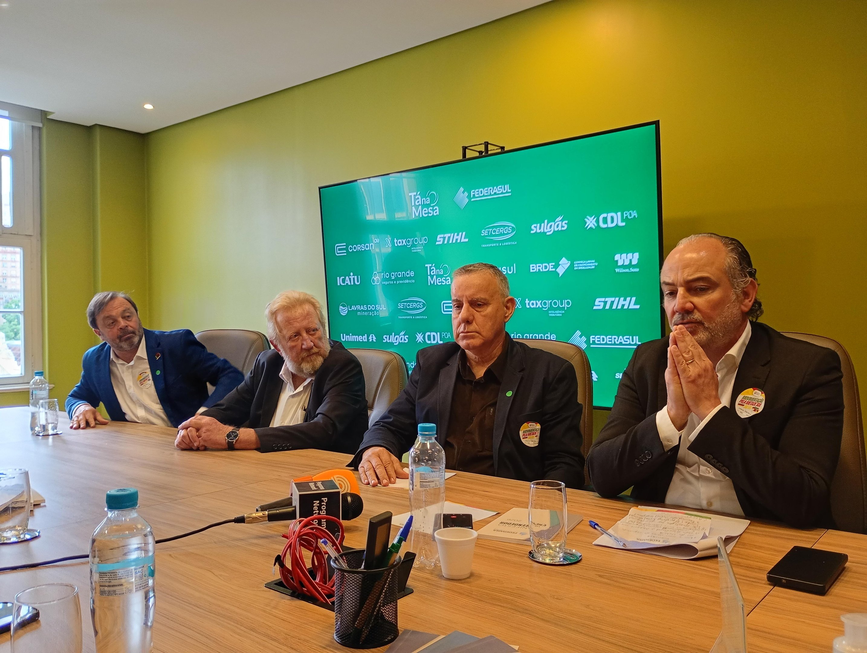 Na Federasul, da esq. para a dir.: Luiz Carlos Folador, Rolf Fuchs, Eraldo de Souza e Rodrigo Sousa Costa