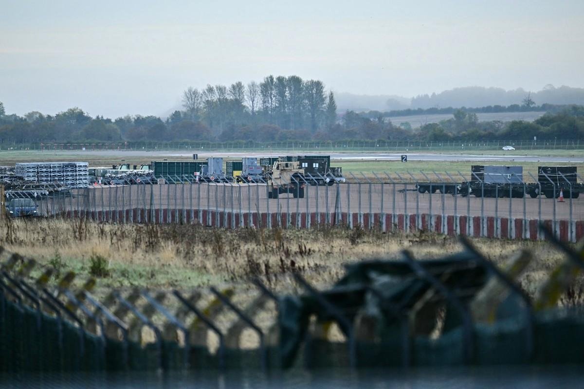 Cinco homens, todos brit&acirc;nicos, foram detidos no domingo, suspeitos de estarem envolvidos na "prepara&ccedil;&atilde;o de um ato terrorista"