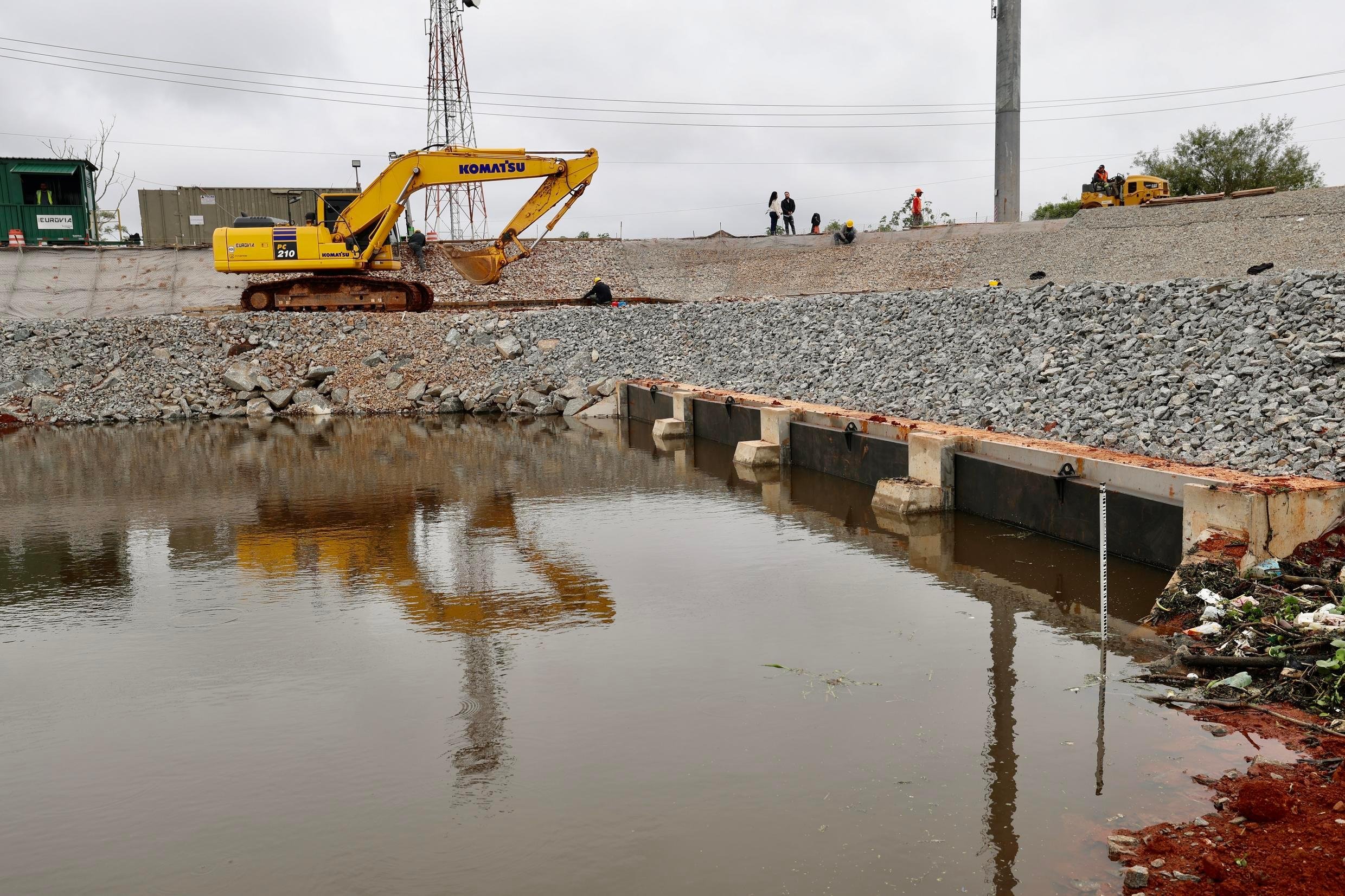 Estruturas est&atilde;o instaladas nas galerias que ligam arroios Passo das Pedras e Areia ao rio Gravata&iacute;