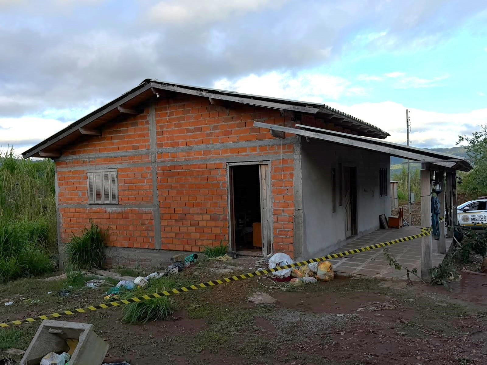 Patr&iacute;cia Cristina Pereira, 31 anos, e Karolayne Cristina Costa, 13, foram mortas dentro de casa