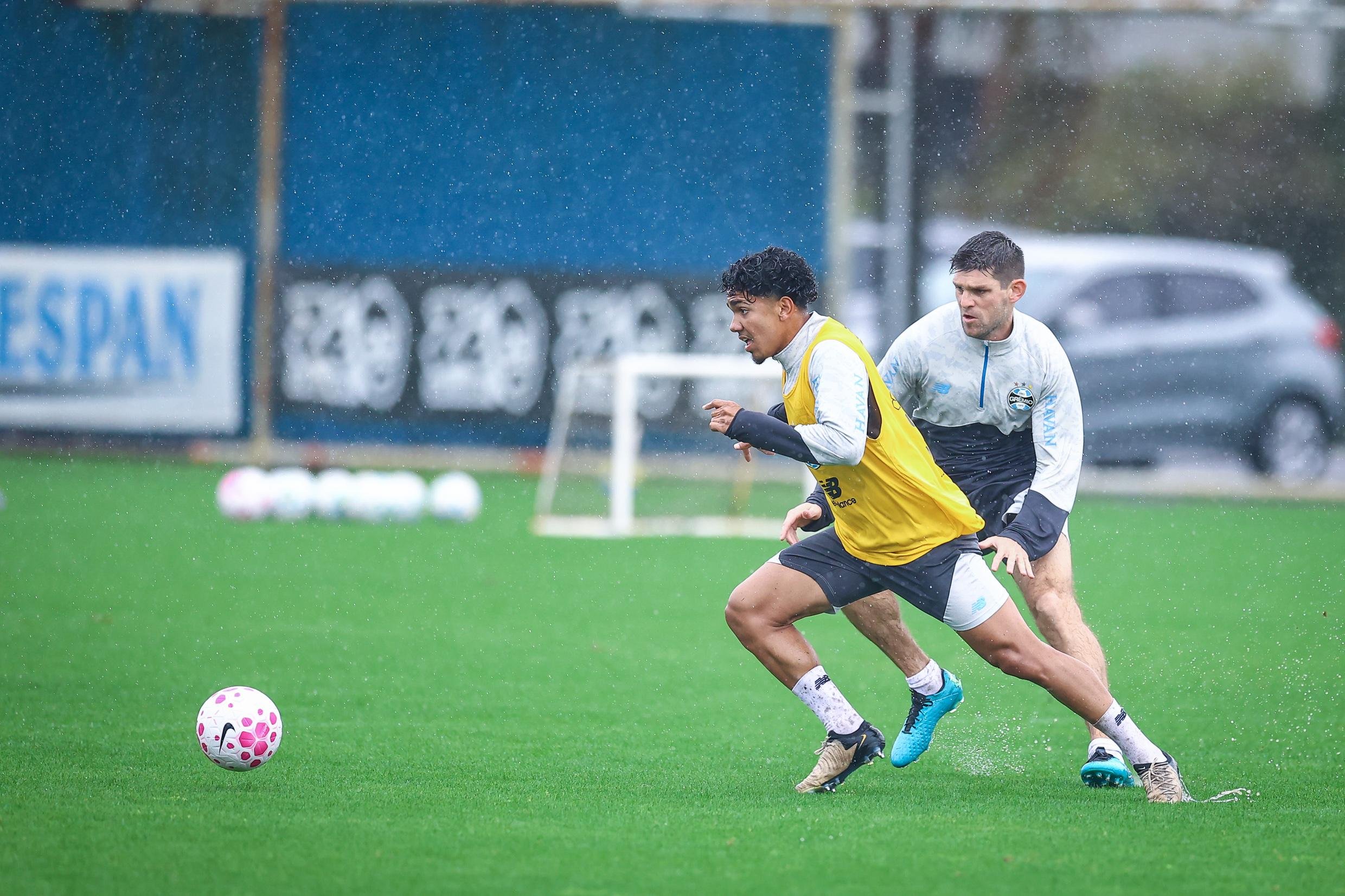 Jo&atilde;o Borne deixou boa impress&atilde;o nos treinos do GR&ecirc;mio