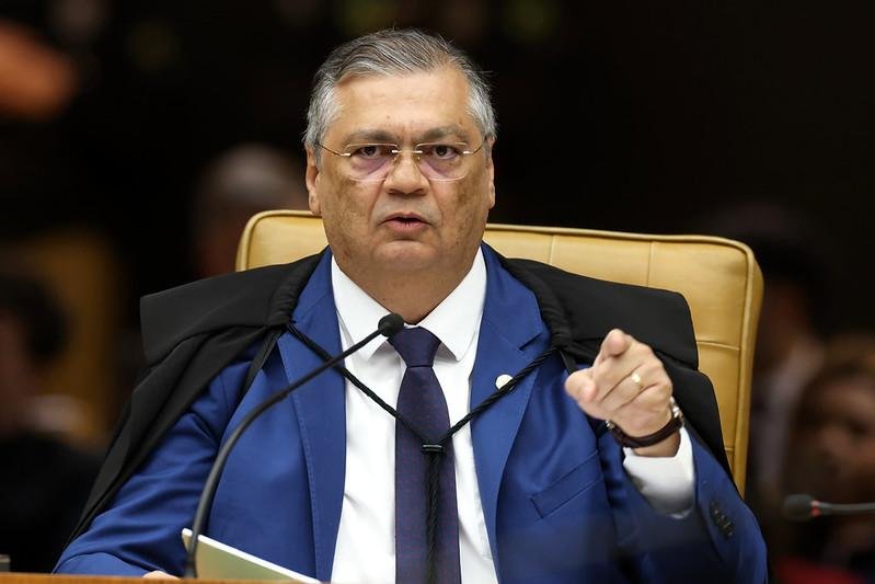 Defesa de Fl&aacute;vio quer a suspens&atilde;o do ministro de processos que envolvem emendas parlamentares e o financiamento do filme Dark Horse
