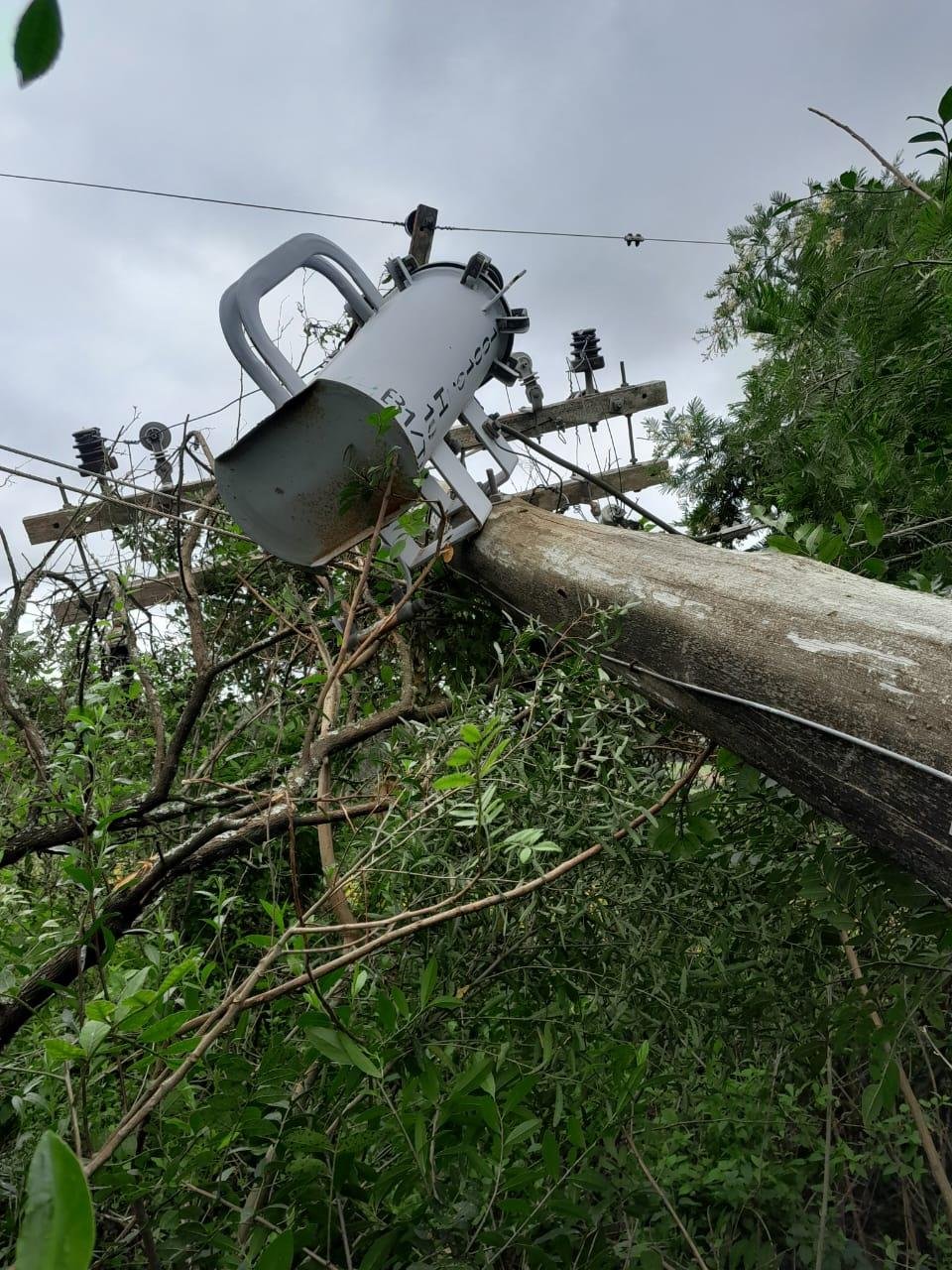V&aacute;rios postes seguem tortos ou at&eacute; mesmo ca&iacute;dos na zona rural, em Pelotas
