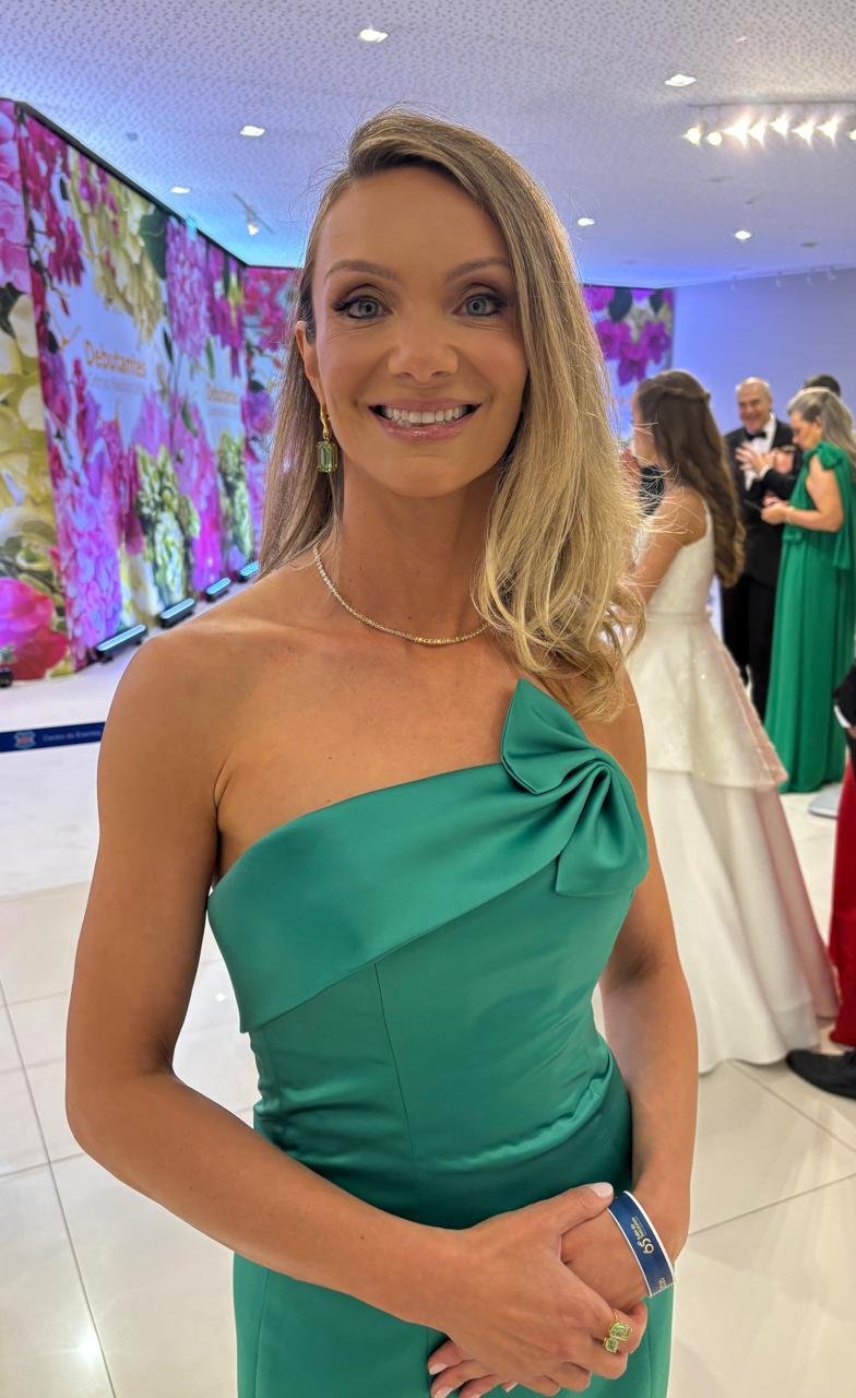 Karine Bettiol na animada noite de debutantes do Uni&atilde;o