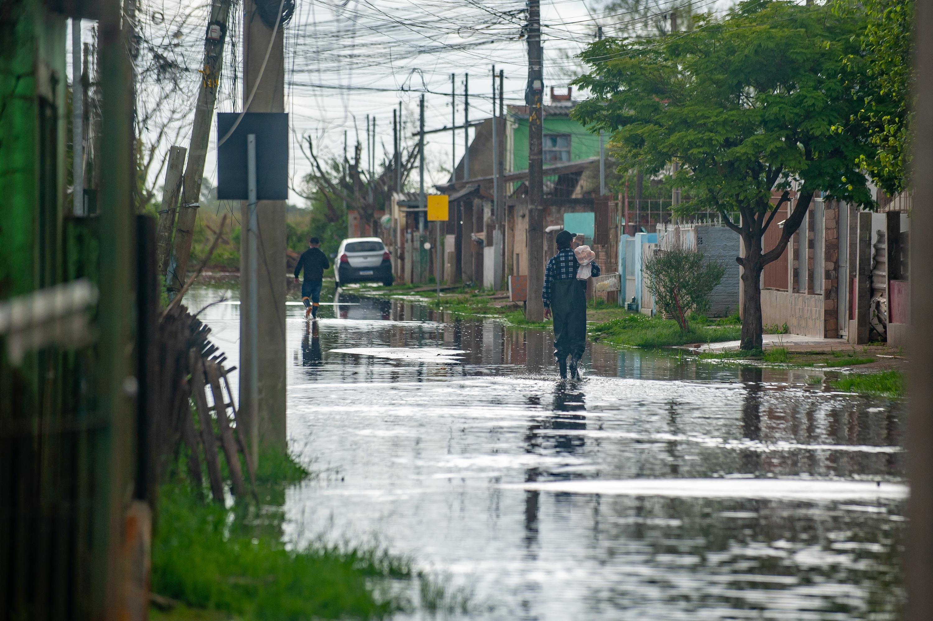 &Aacute;guas invadem ruas do bairro Cidade Verde, em Eldorado do Sul