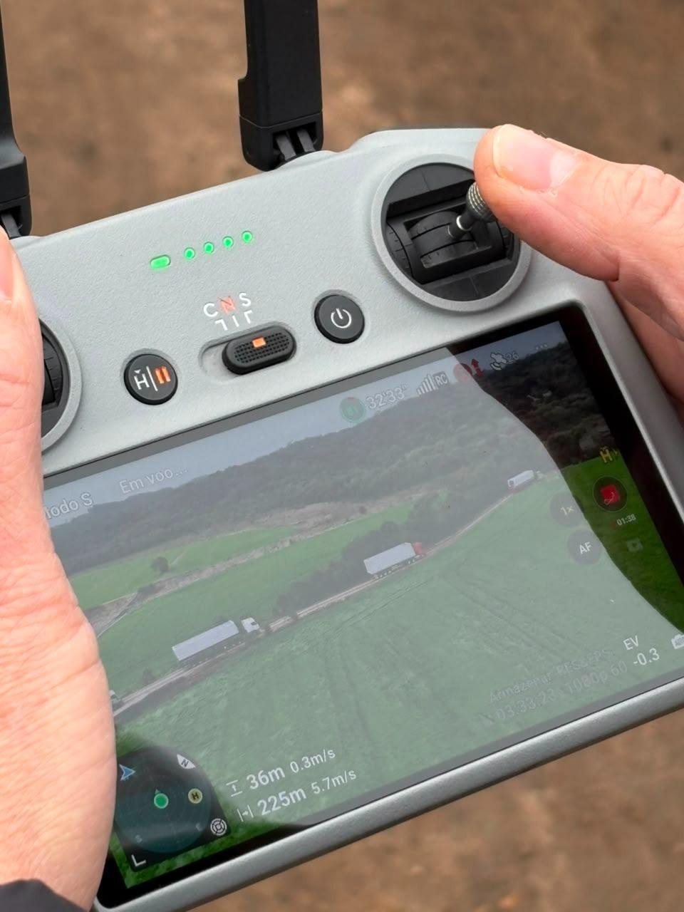 Com emprego de drone, Corsan controla a condi&ccedil;&atilde;o das esta&ccedil;&otilde;es m&oacute;veis sendo descarregadas e instaladas