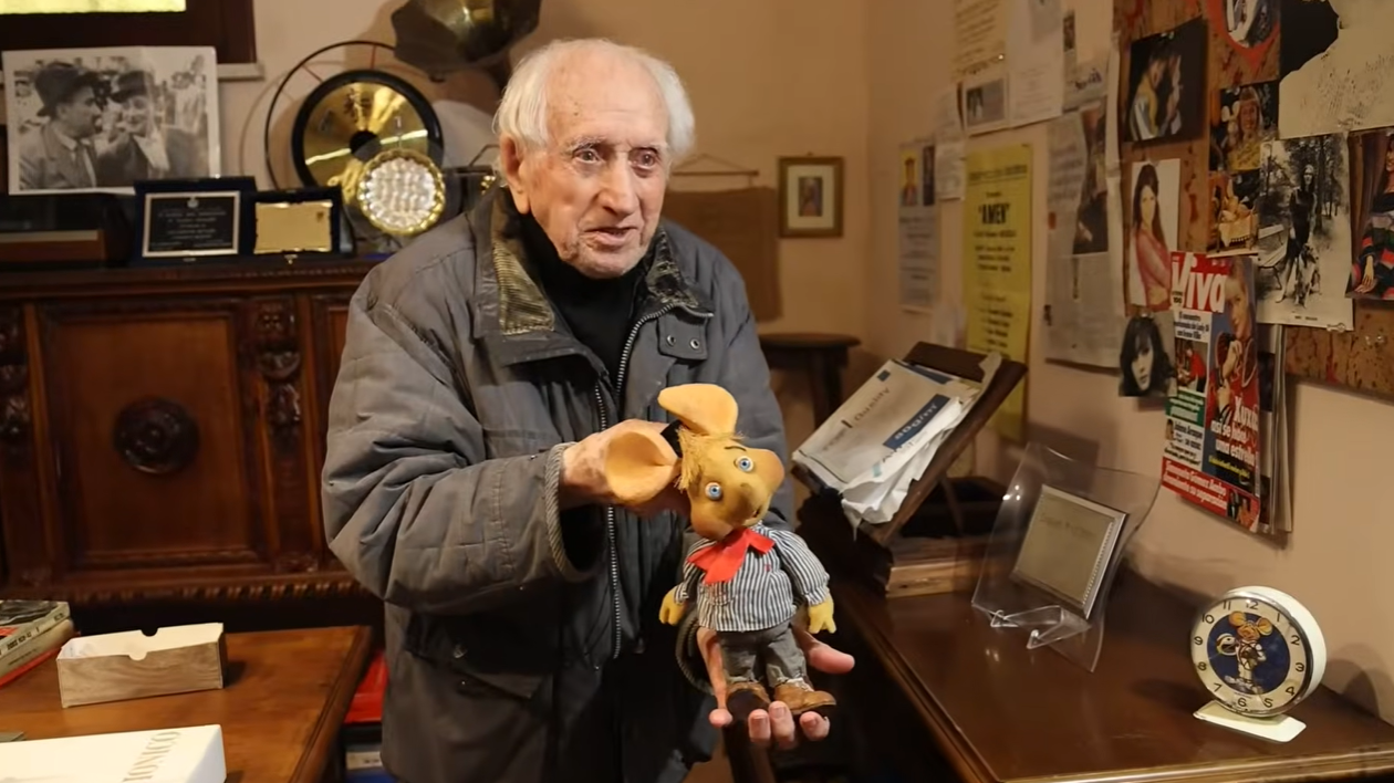 Peppino Mazzullo assumiu a voz de Topo Gigio em 1961 e continuou dublando o personagem at&eacute; 2006