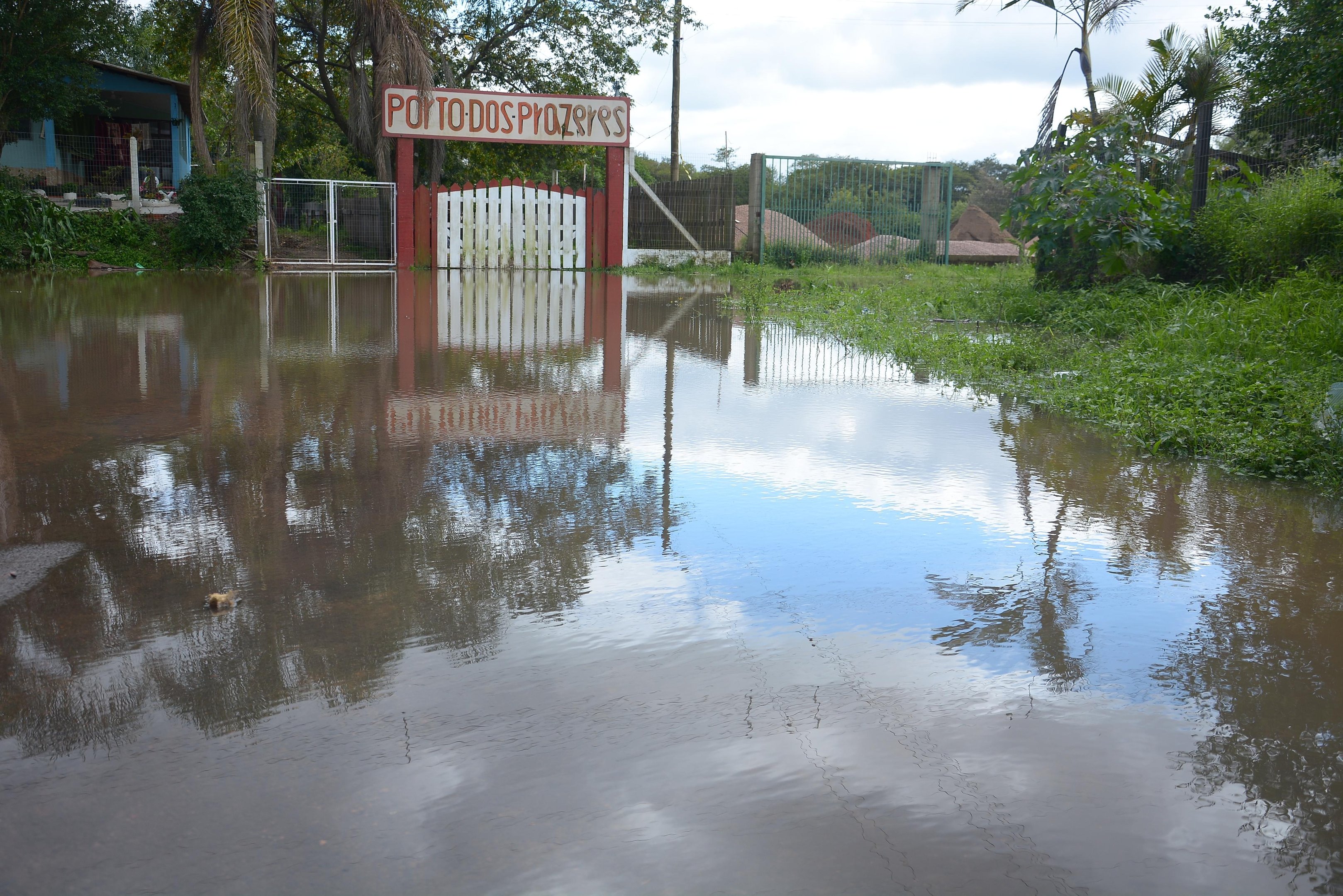 Ontem, as regi&otilde;es mais baixas estavam tomadas pela &aacute;gua, como na rua Ricardo Louzada, Dorival Ferreira e Beira Rio