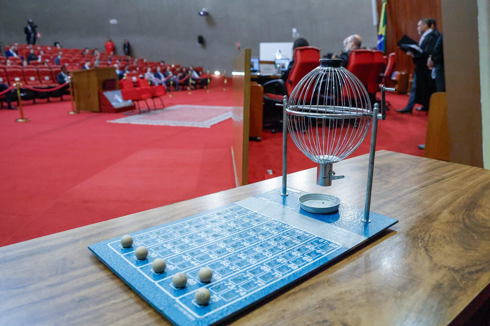 A defini&ccedil;&atilde;o dos relatores foi realizada na &uacute;ltima sess&atilde;o anterior &agrave; realiza&ccedil;&atilde;o do 1&ordm; turno da elei&ccedil;&atilde;o, conforme previsto na legisla&ccedil;&atilde;o eleitoral