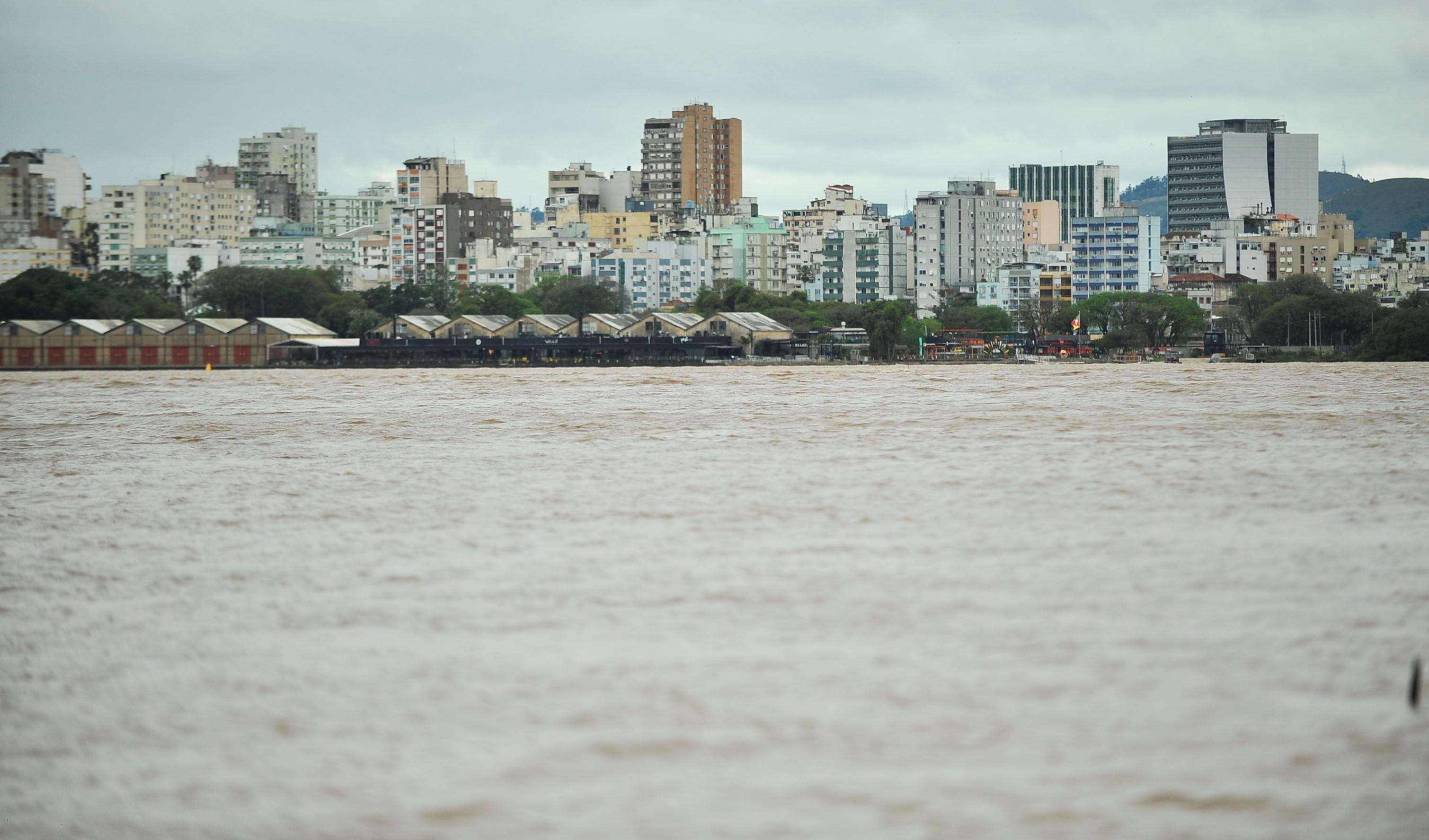 A cota de inunda&ccedil;&atilde;o no Cais Mau&aacute; &eacute; de 3 metros, 52 cent&iacute;metros acima da marca desta manh&atilde;
