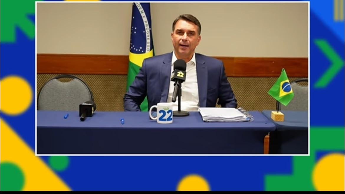Na transmiss&atilde;o, Fl&aacute;vio criticou o que chamou de censura e interfer&ecirc;ncia do Judici&aacute;rio
