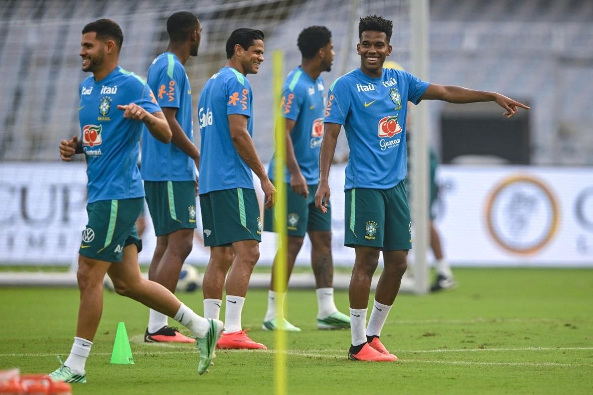 Brasil treina na v&eacute;spera da partida amistosa internacional de exibi&ccedil;&atilde;o de futebol entre &Iacute;ndia e Brasil, em Calcut&aacute;