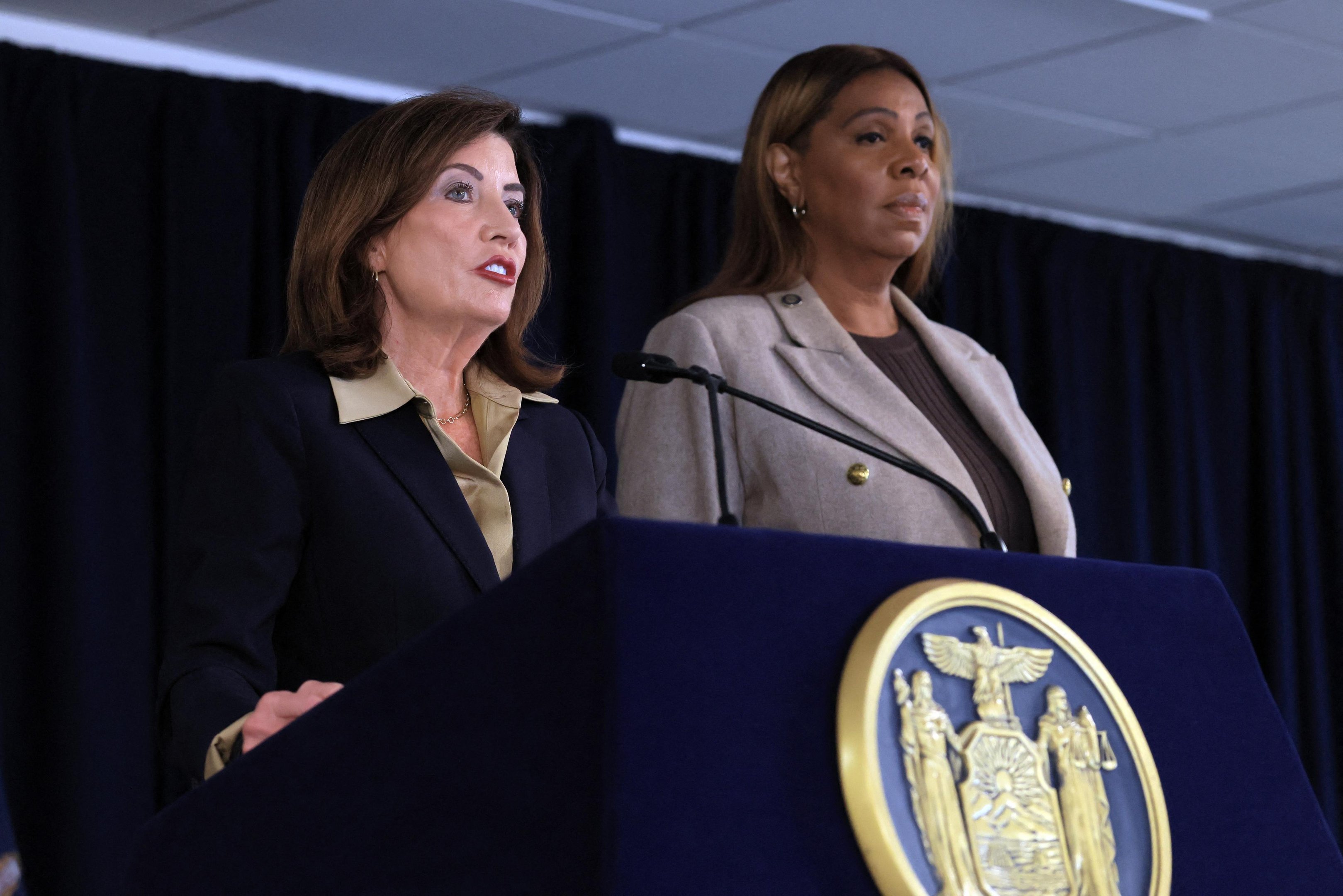 Governadora Kathy Hochul ao lado da promotora Letitia James