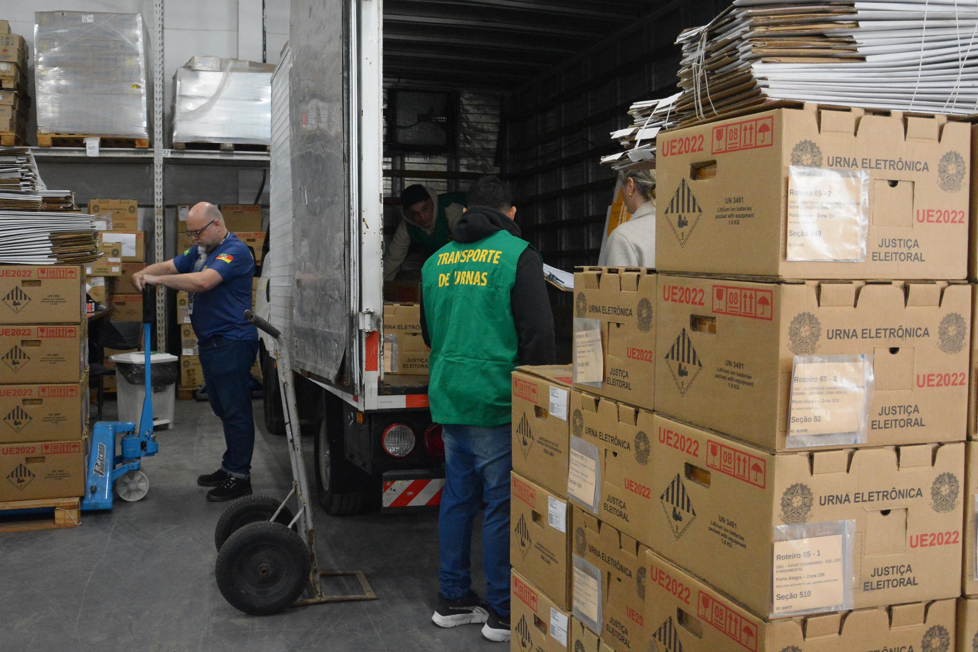 Urnas foram embarcadas em caminh&otilde;es e vans identificados
