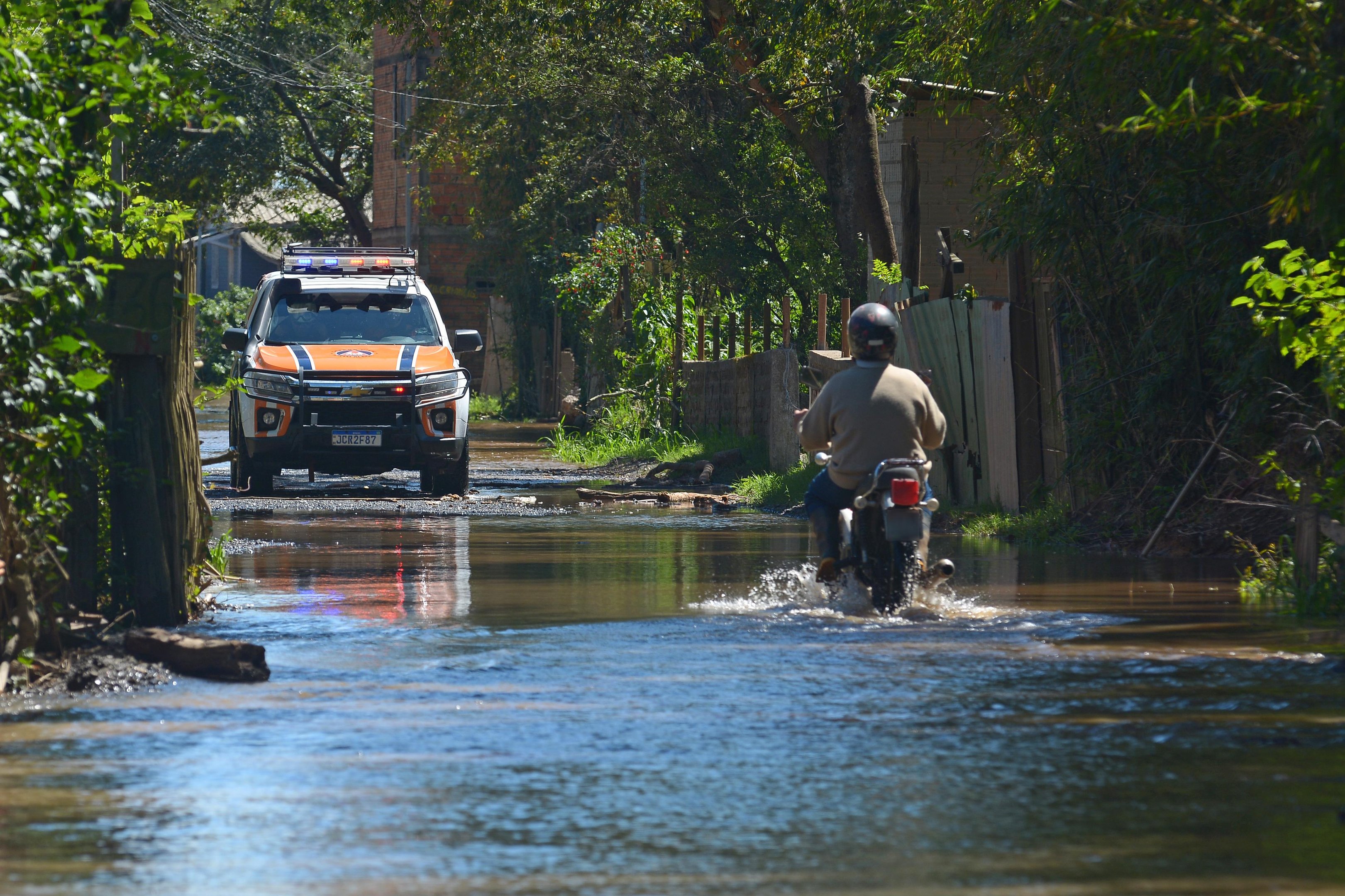 Na Ilha Grande dos Marinheiros, a &aacute;gua j&aacute; alcan&ccedil;ou diversos trechos a avenida Nossa Senhora Aparecida