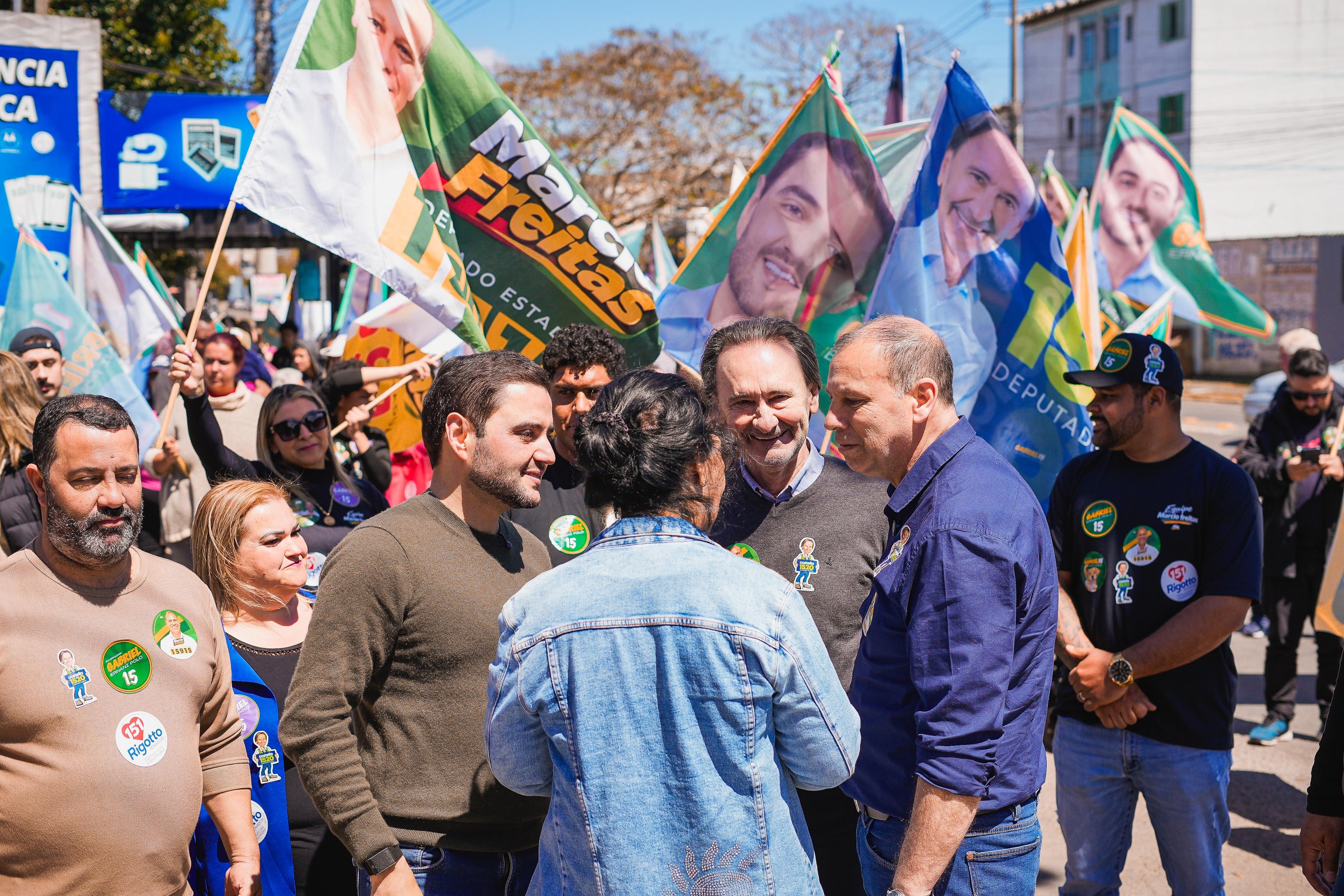 Gabriel Souza (MDB) realizou caminhada com apoiadores, nesta sexta-fera (2), em Canoas
