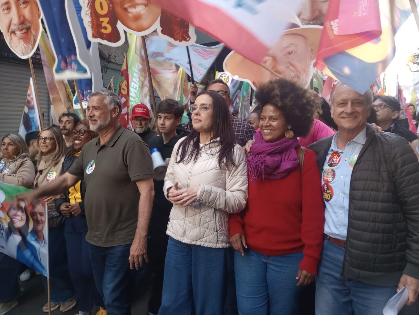 Juliana Brizola cumpriu agenda movimentada com caminhadas na Restinga e na Esquina Democr&aacute;tica
