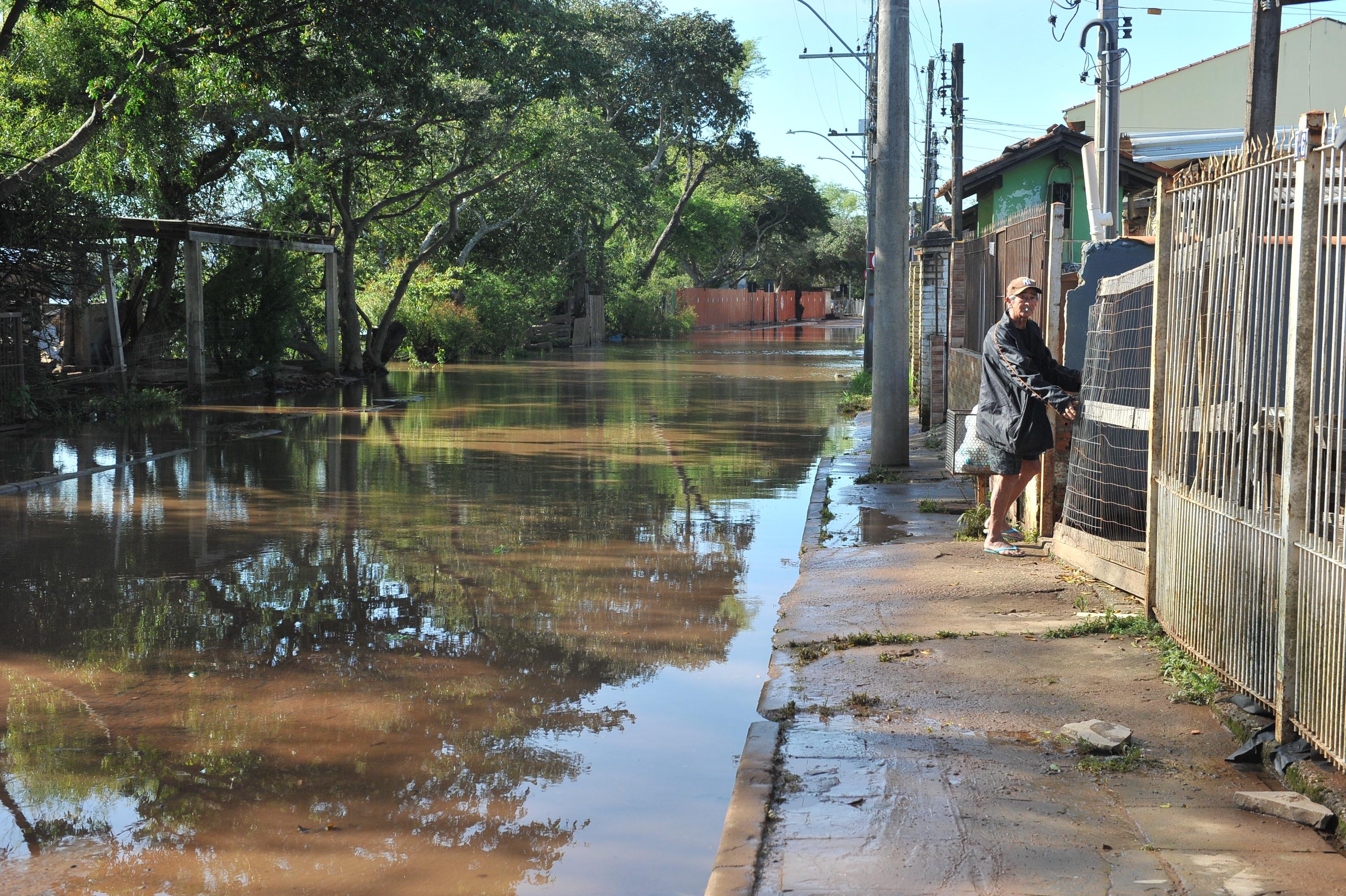 Na rua Nossa Senhora da Boa Viagem, &eacute; poss&iacute;vel observar at&eacute; onde a &aacute;gua chegou nas cal&ccedil;adas das resid&ecirc;ncias. Onde n&atilde;o tem mais alagamento, sobrou a marca do barro no ch&atilde;o
