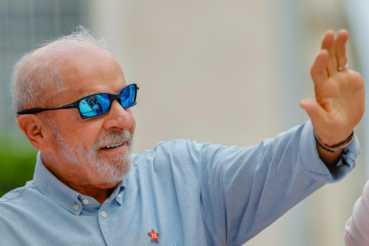 Lula faz campanha na capital com pol&iacute;ticos aliados