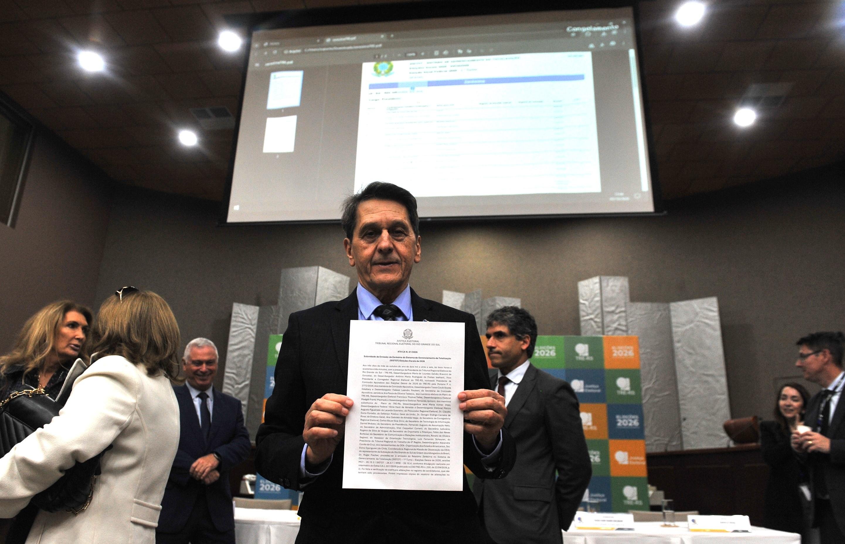 O vice-presidente e corregedor regional eleitoral do TRE-RS, desembargador Ant&ocirc;nio Maria de Freitas Iserhard, apresentou a ata e o boletim da zer&eacute;sima que comprovou a inexist&ecirc;ncia de votos computados
