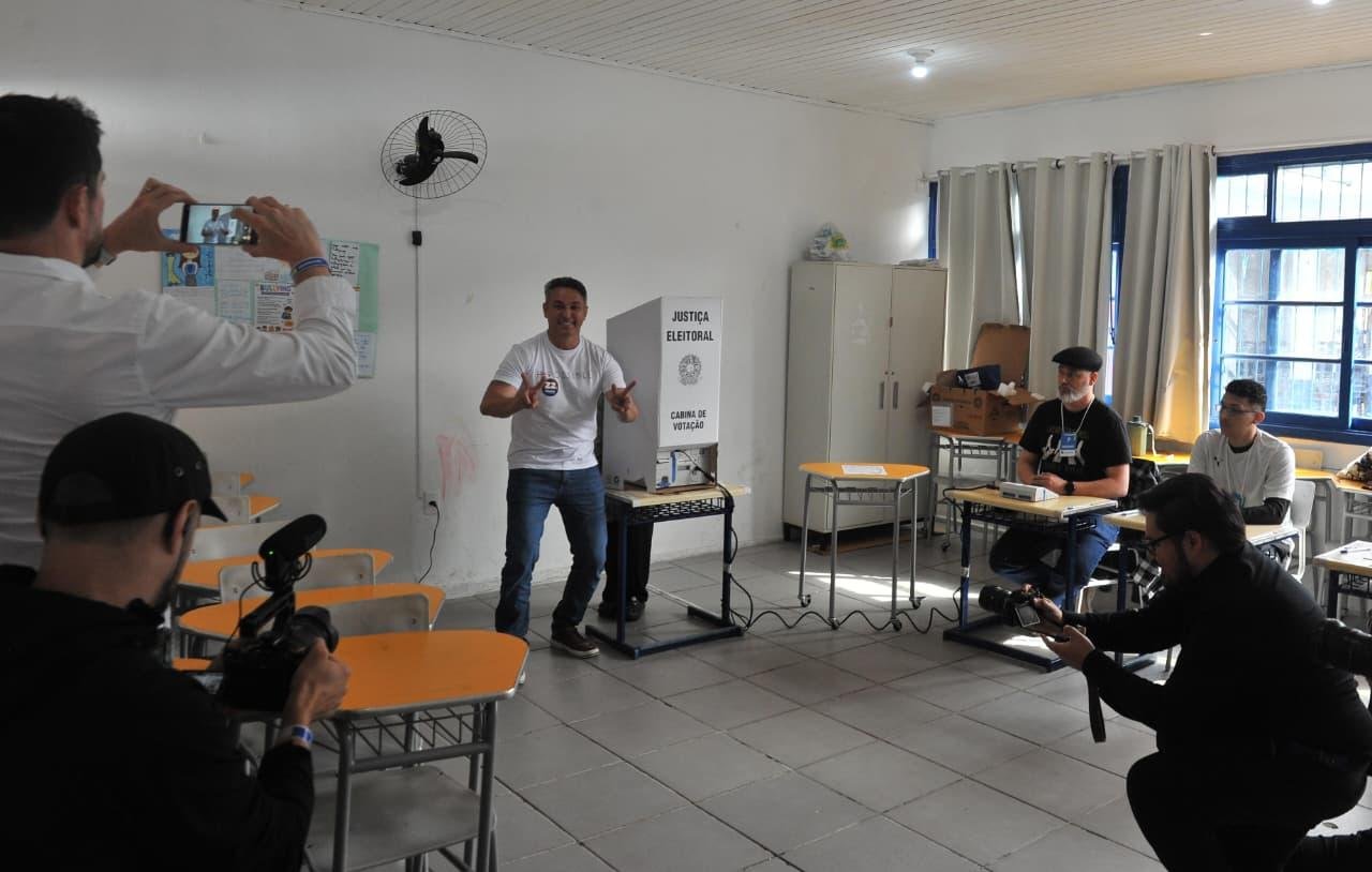 Zucco votou em escola estadual da Zona Leste da Capital, acompanhado da esposa e dos tr&ecirc;s filhos