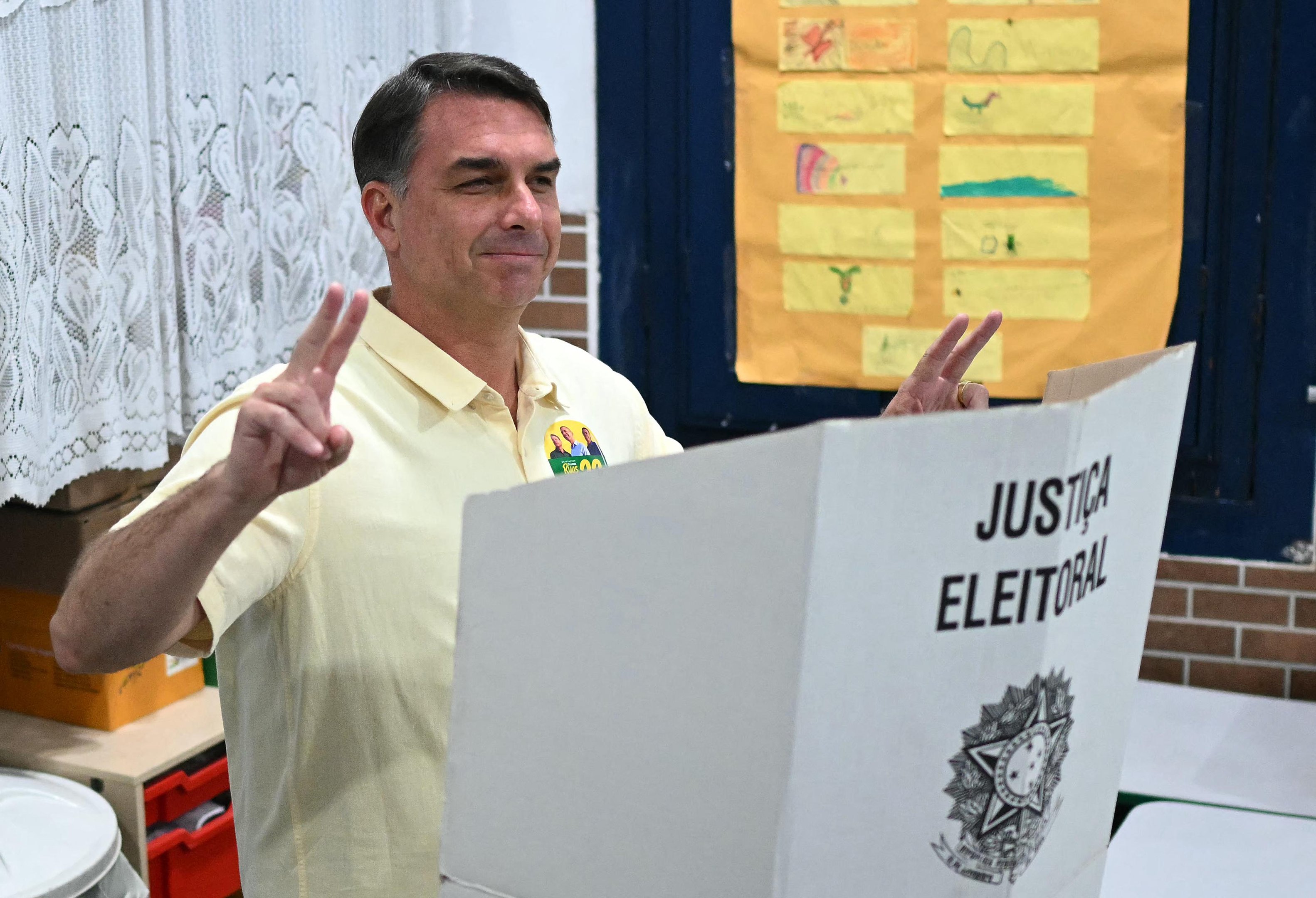 Fl&aacute;vio Bolsonaro vota no RJ e se apresenta como alternativa para mudan&ccedil;a no Brasil