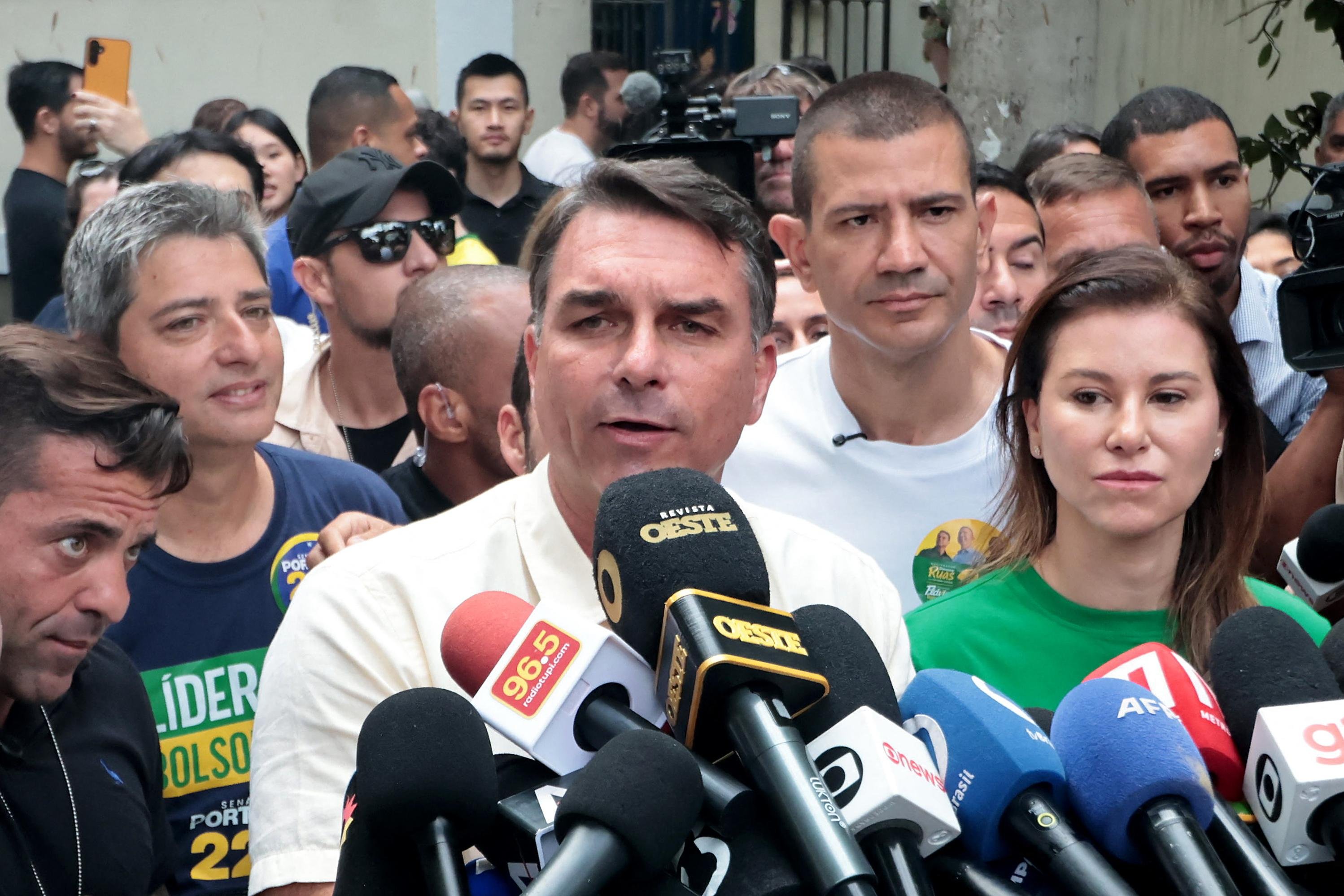 Fl&aacute;vio Bolsonaro e a esposa, Fernanda Bolsonaro, falam &agrave; imprensa ap&oacute;s votar neste domingo (4)