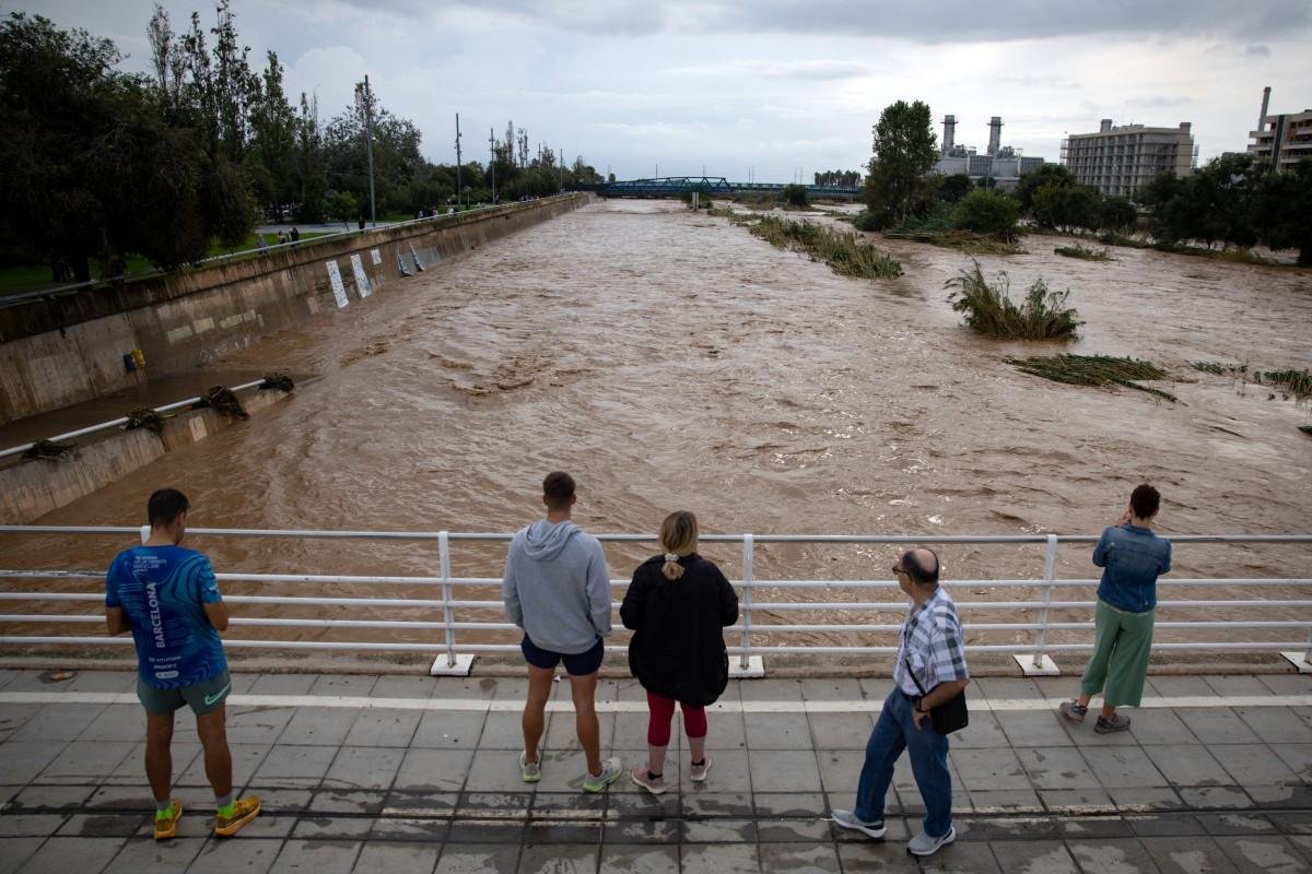 Rio Besos transbordando ap&oacute;s chuvas torrenciais em Sant Adri&agrave; de Besos