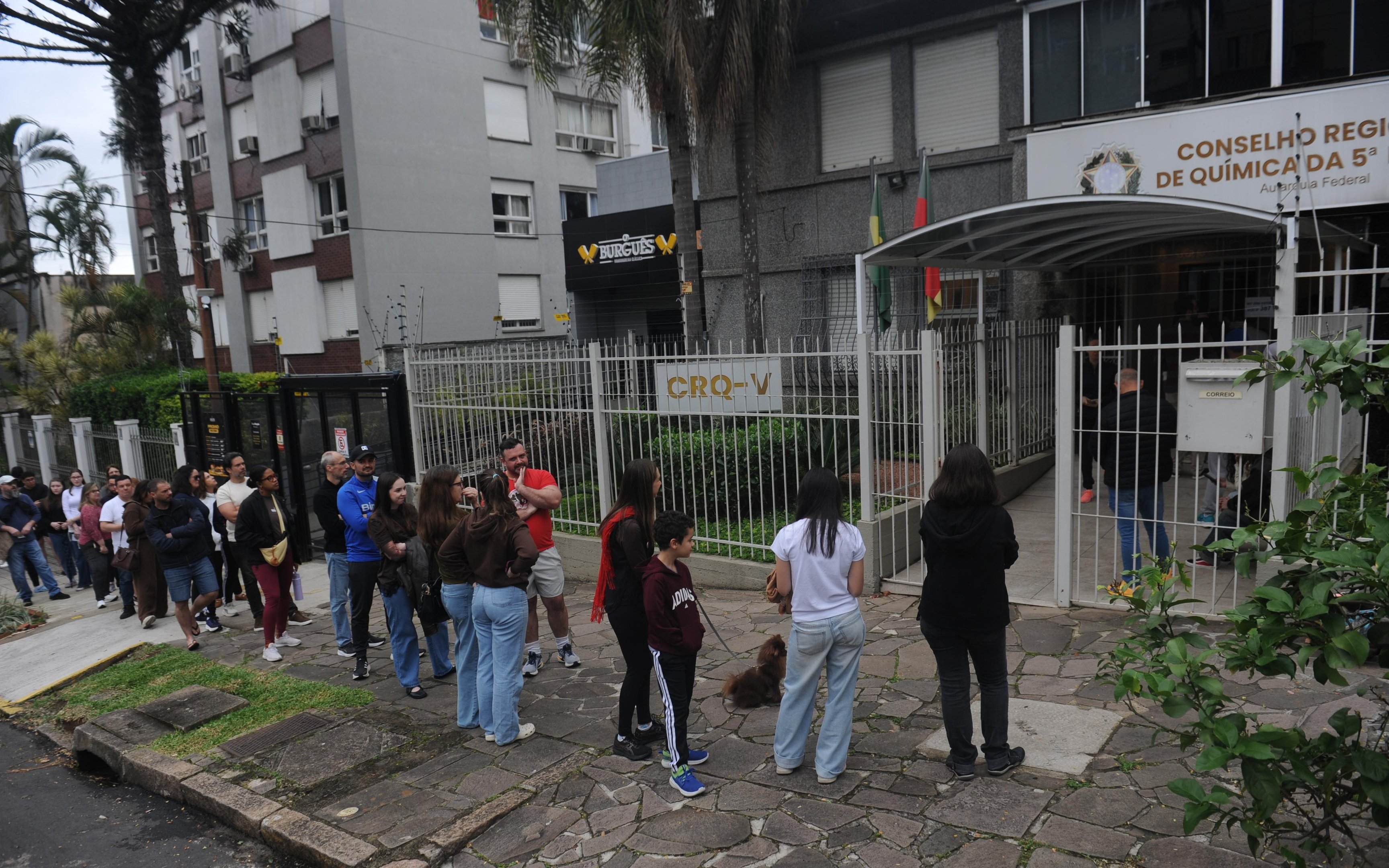 Eleitores precisaram aguardar na rua, na se&ccedil;&atilde;o realizadono Conselho Regional de Qu&iacute;mica da 5&ordf; Regi&atilde;o (CRQ-V)
